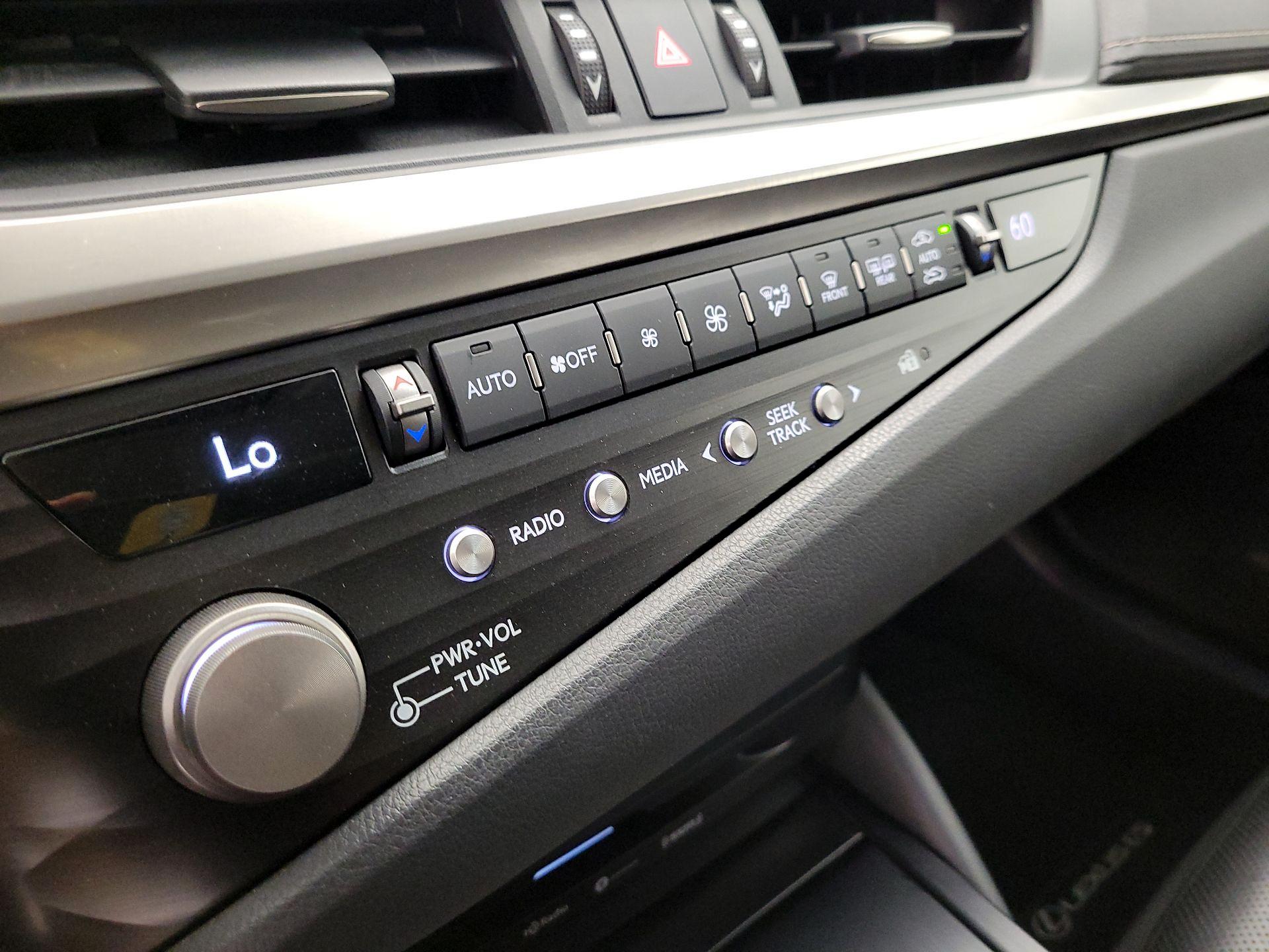 Thumbnail: 2021 Lexus ES - 16