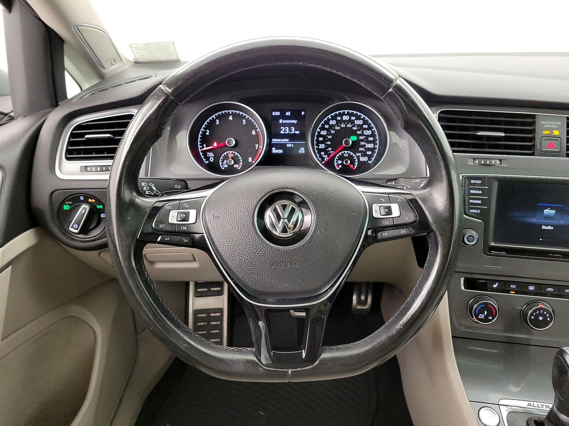 Thumbnail: 2017 Volkswagen Golf - 10