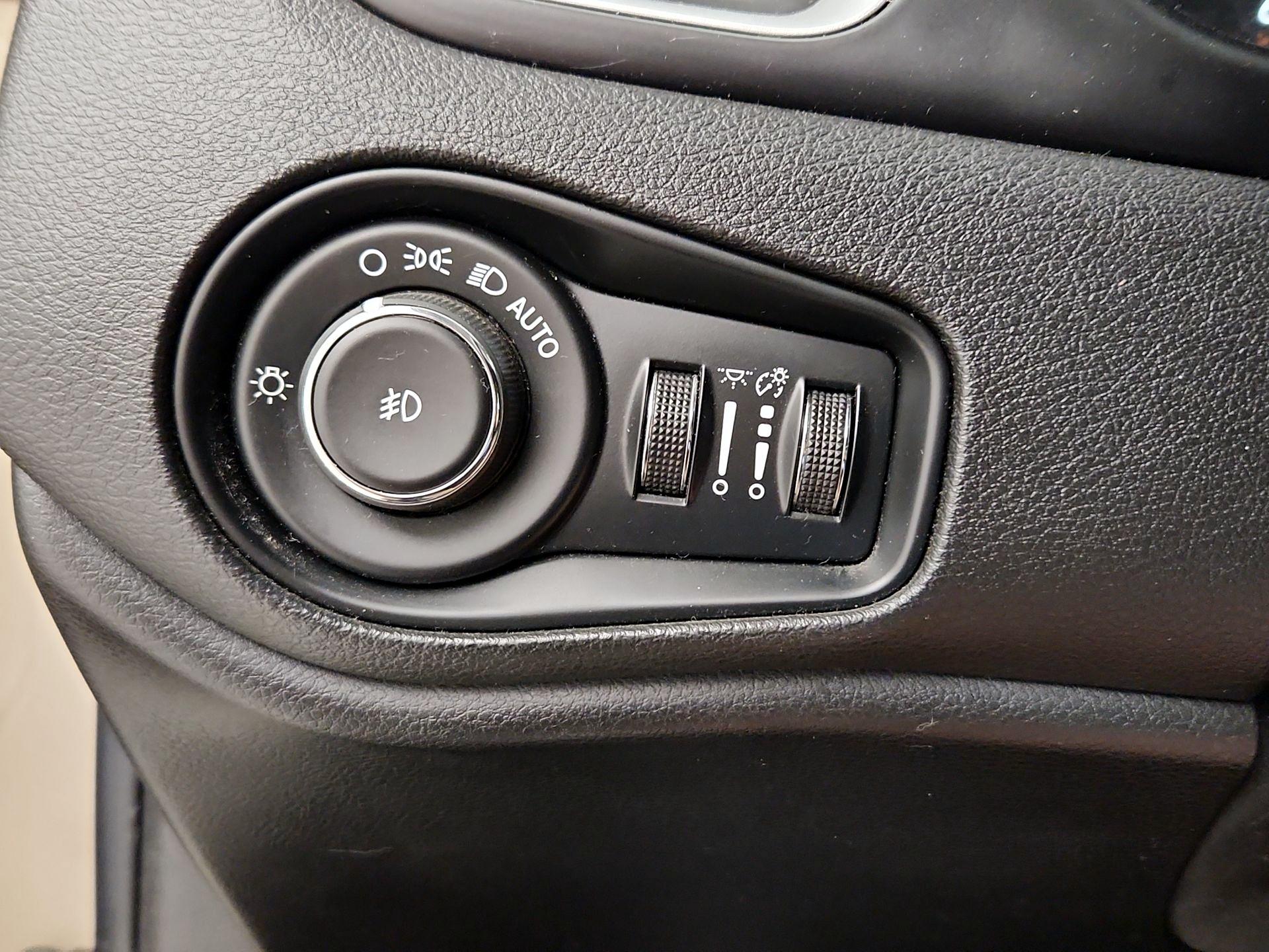 Thumbnail: 2015 Jeep Renegade - 13