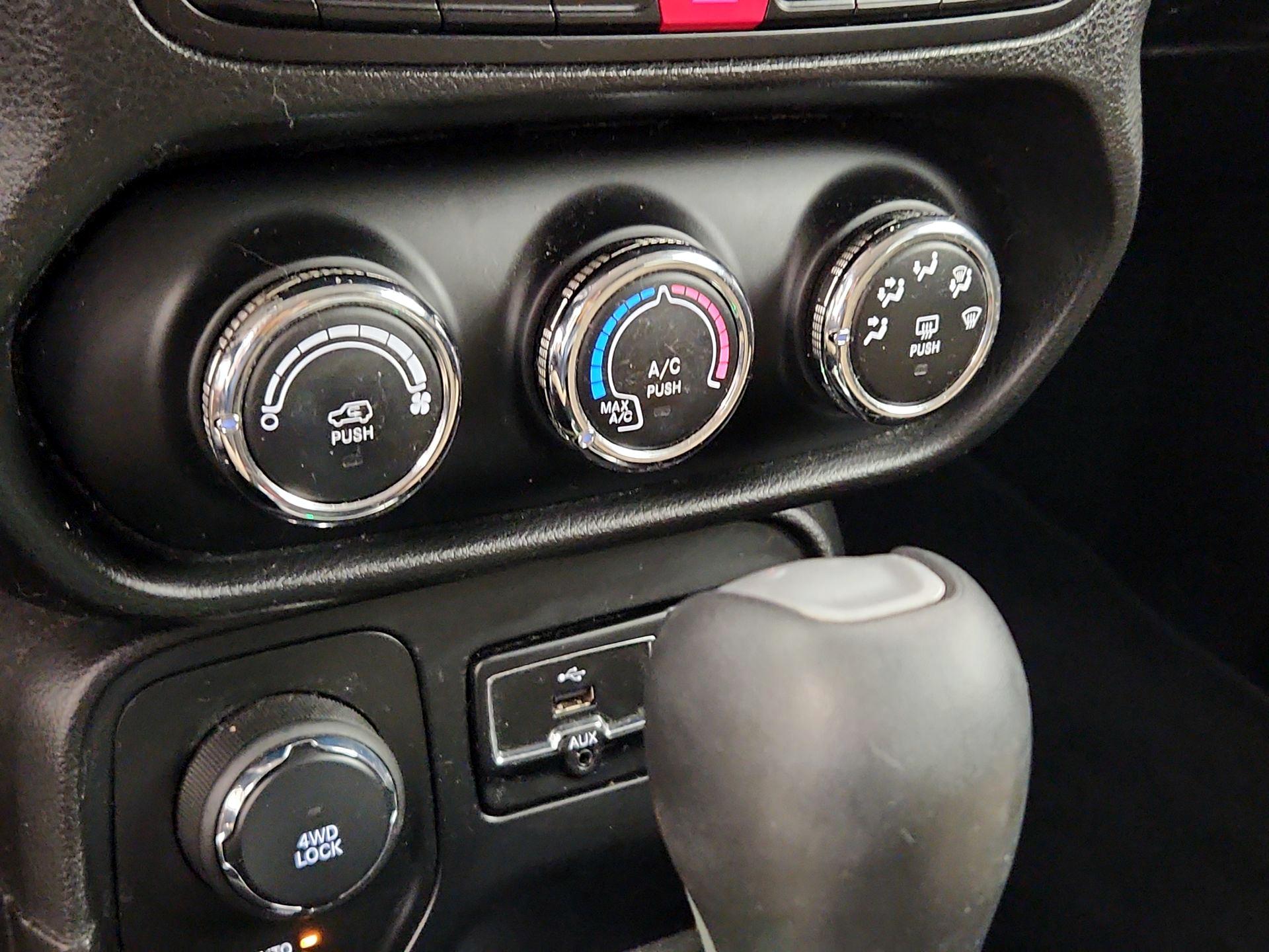 Thumbnail: 2015 Jeep Renegade - 16