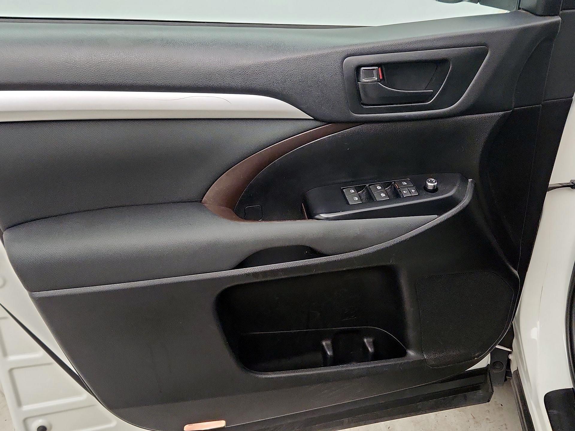 Thumbnail: 2019 Toyota Highlander - 12