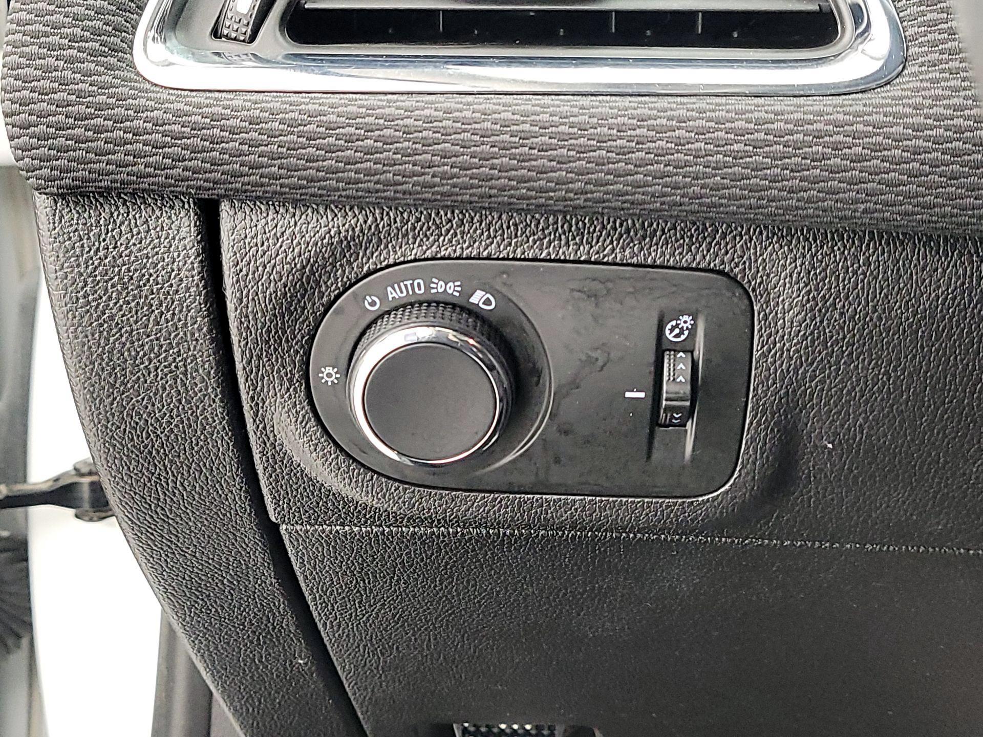 Thumbnail: 2017 Chevrolet Cruze - 13