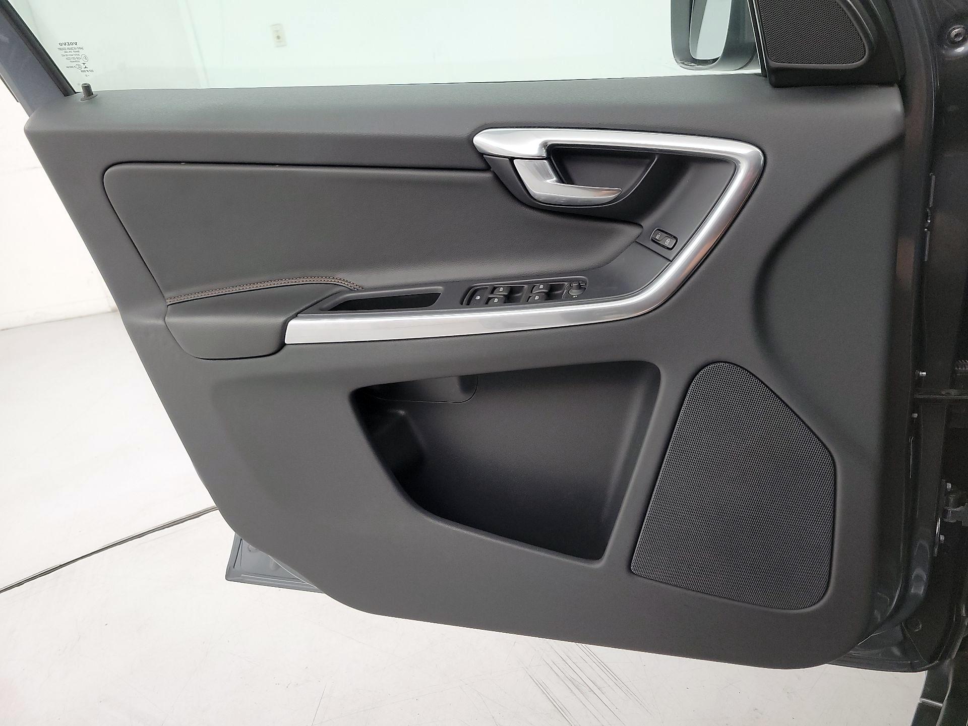 Thumbnail: 2017 Volvo XC60 - 12