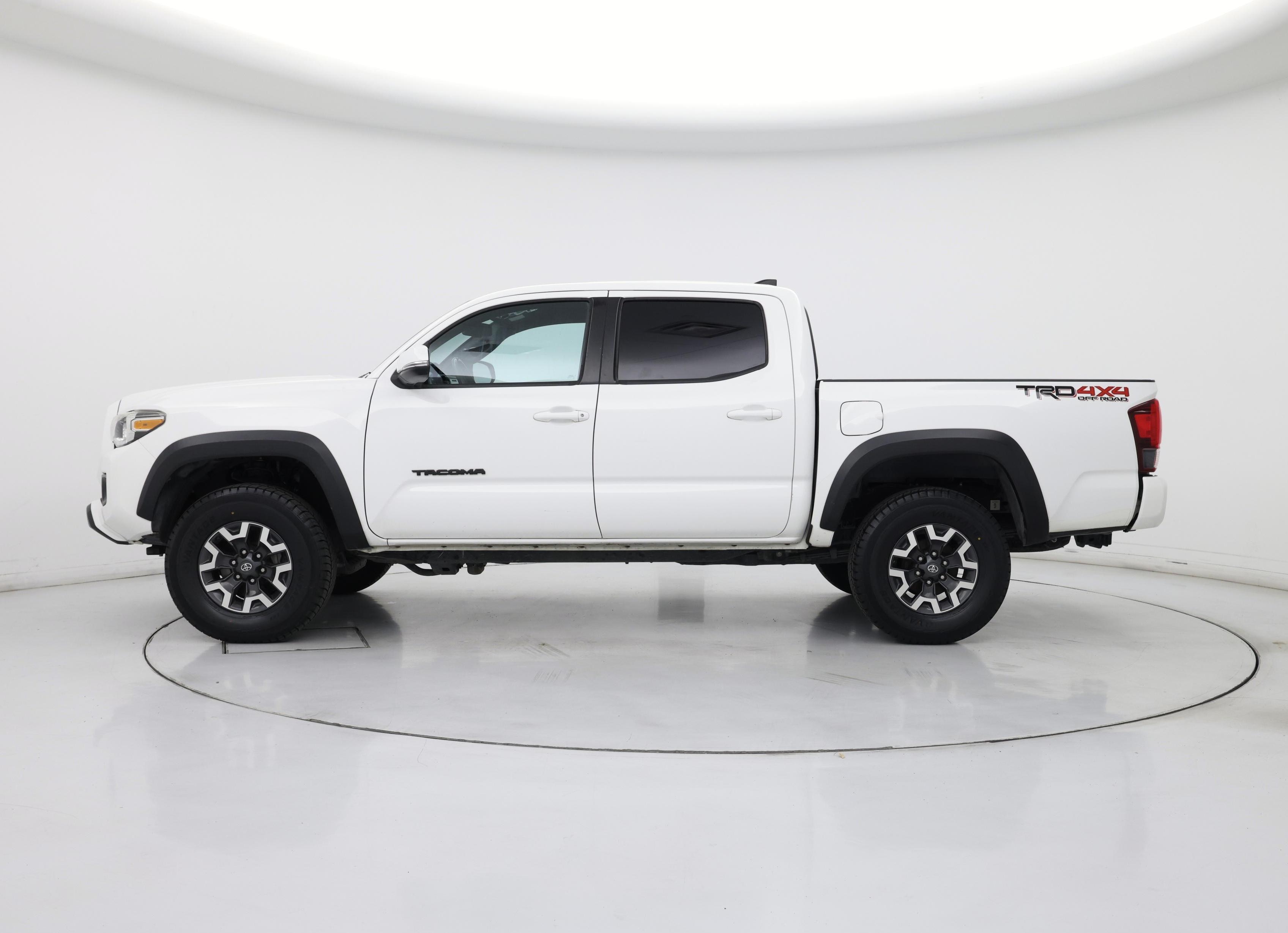 Thumbnail: 2019 Toyota Tacoma - 3