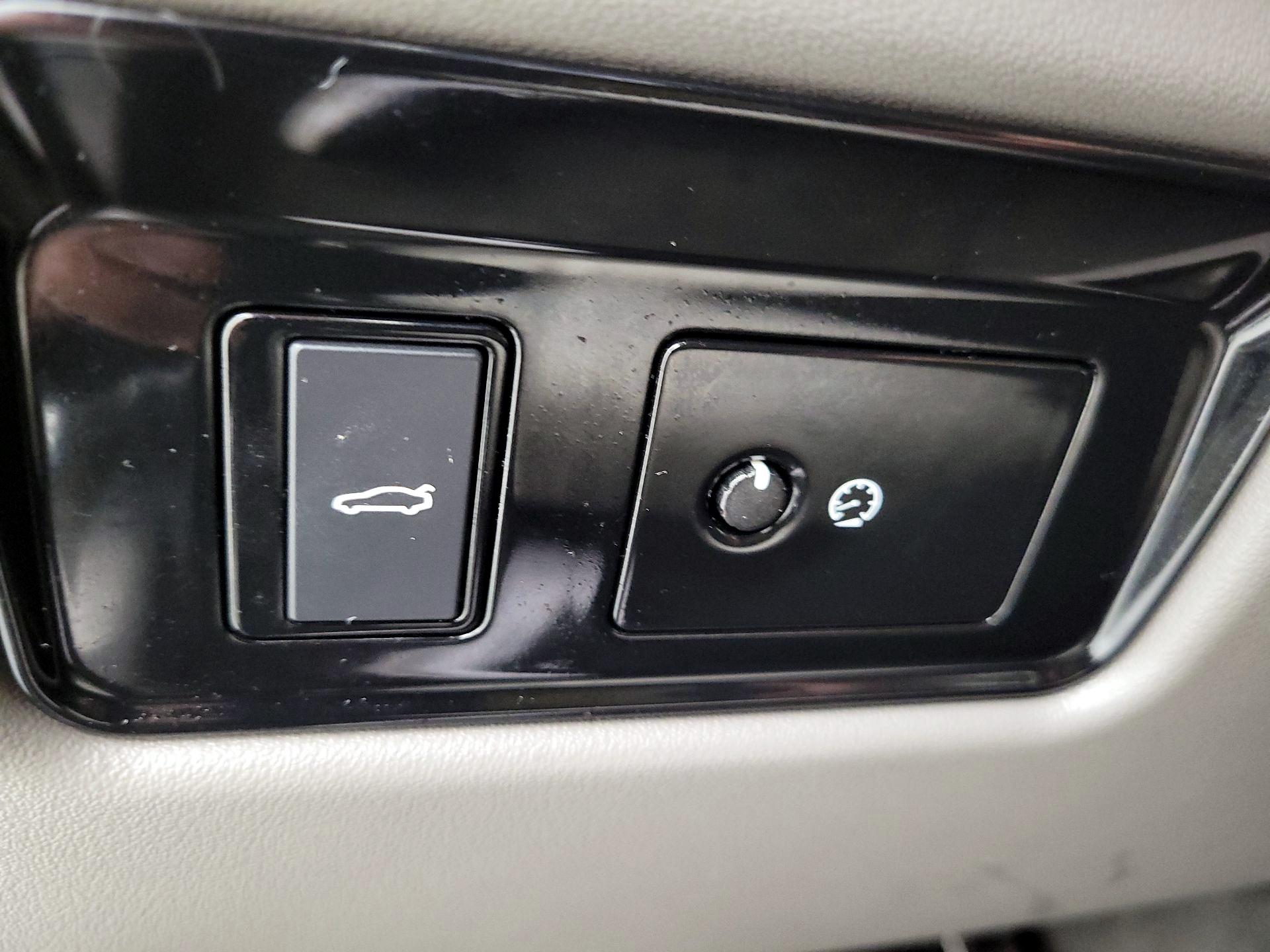 Thumbnail: 2019 Jaguar XE - 13