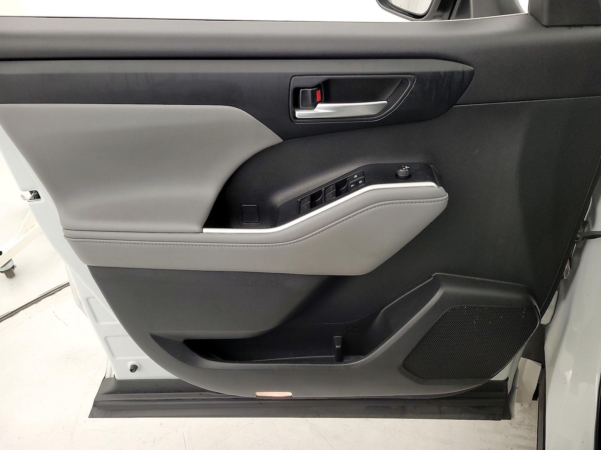 Thumbnail: 2020 Toyota Highlander - 12