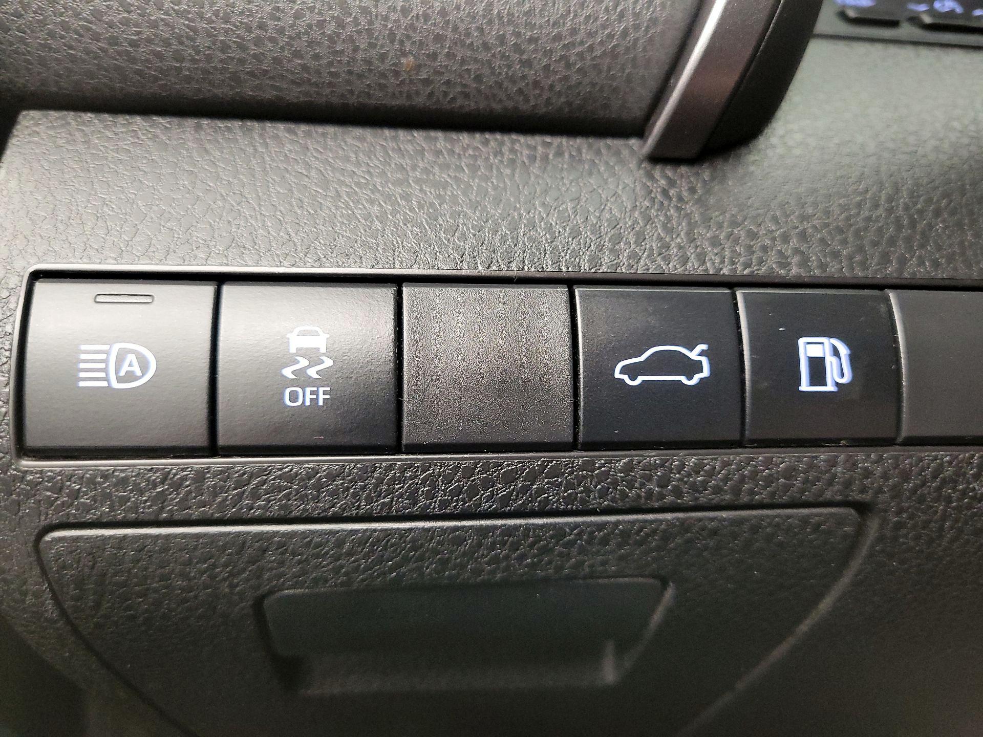 Thumbnail: 2018 Toyota Camry - 13