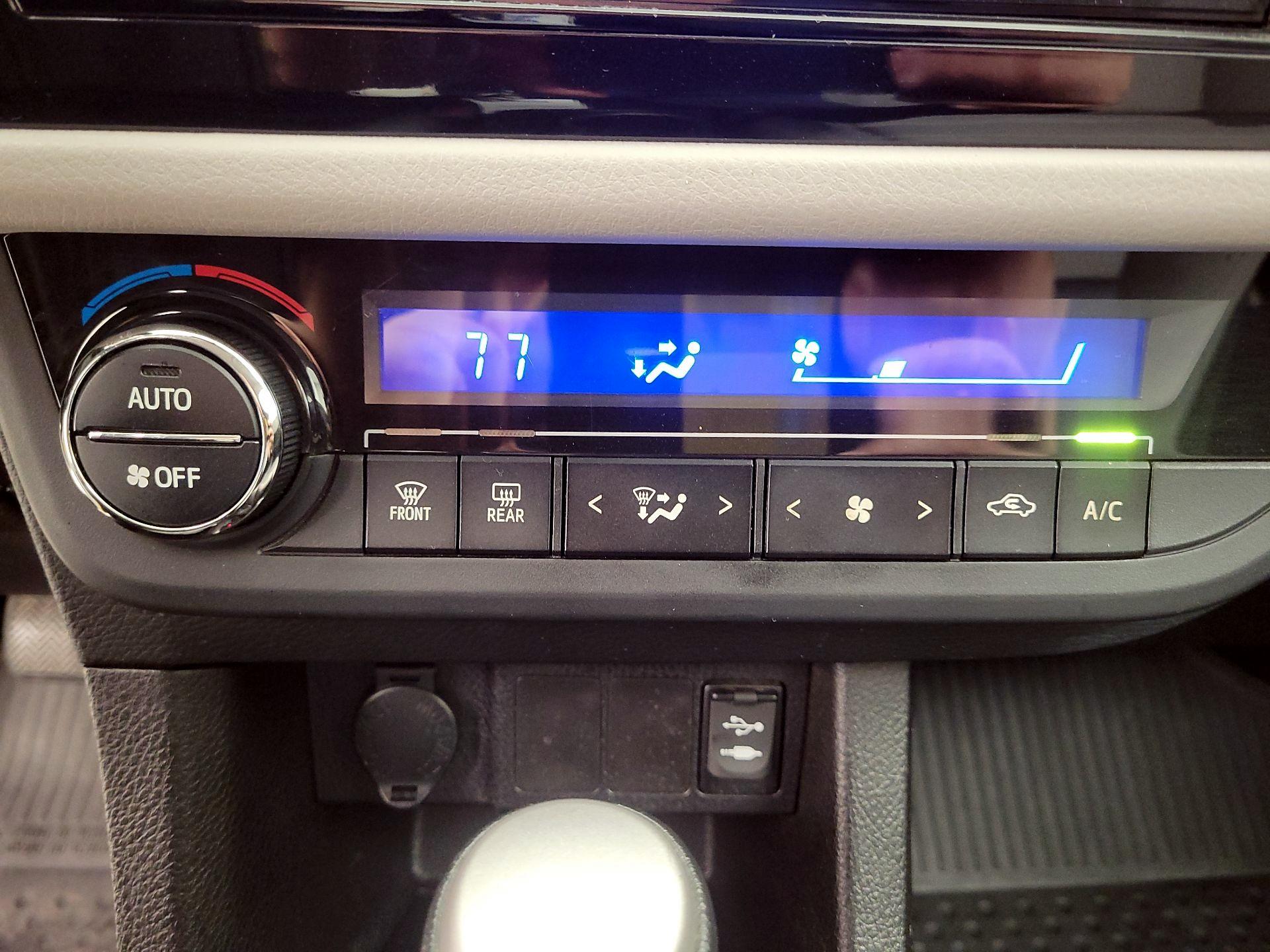 Thumbnail: 2014 Toyota Corolla - 16