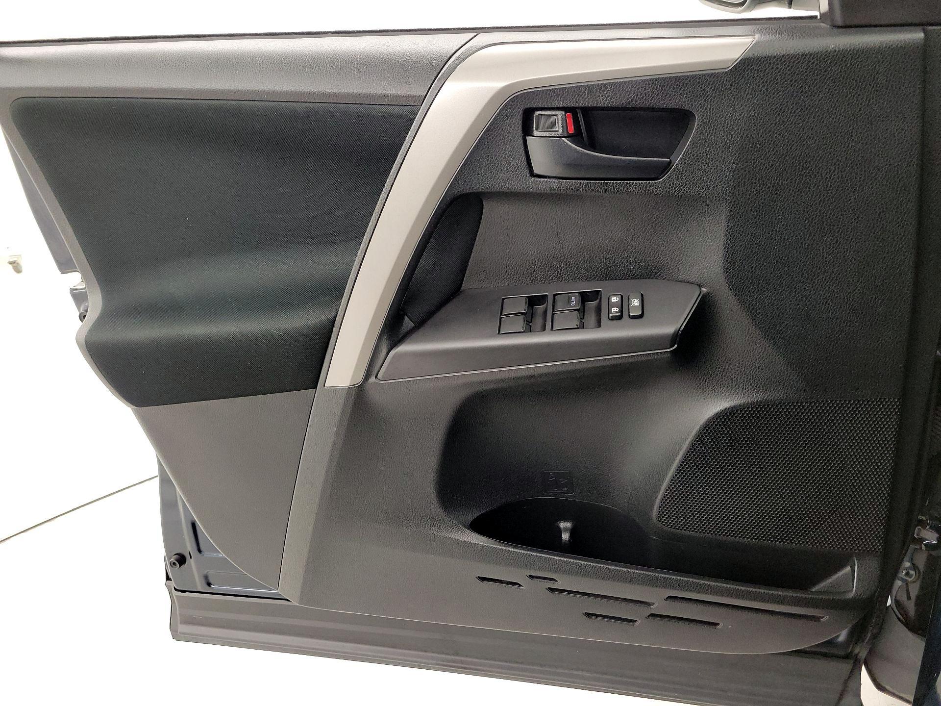 Thumbnail: 2018 Toyota RAV4 - 12