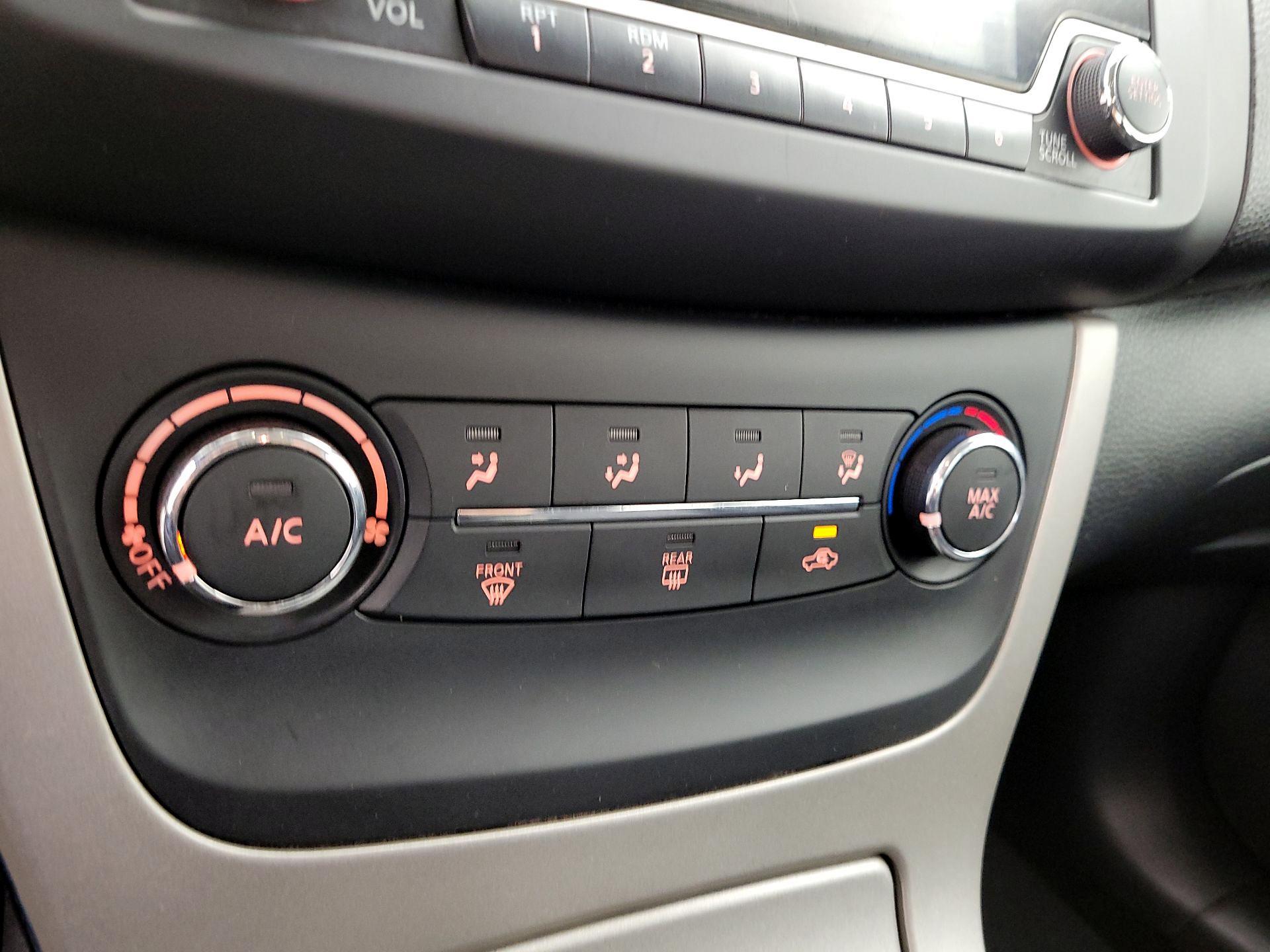 Thumbnail: 2015 Nissan Sentra - 16