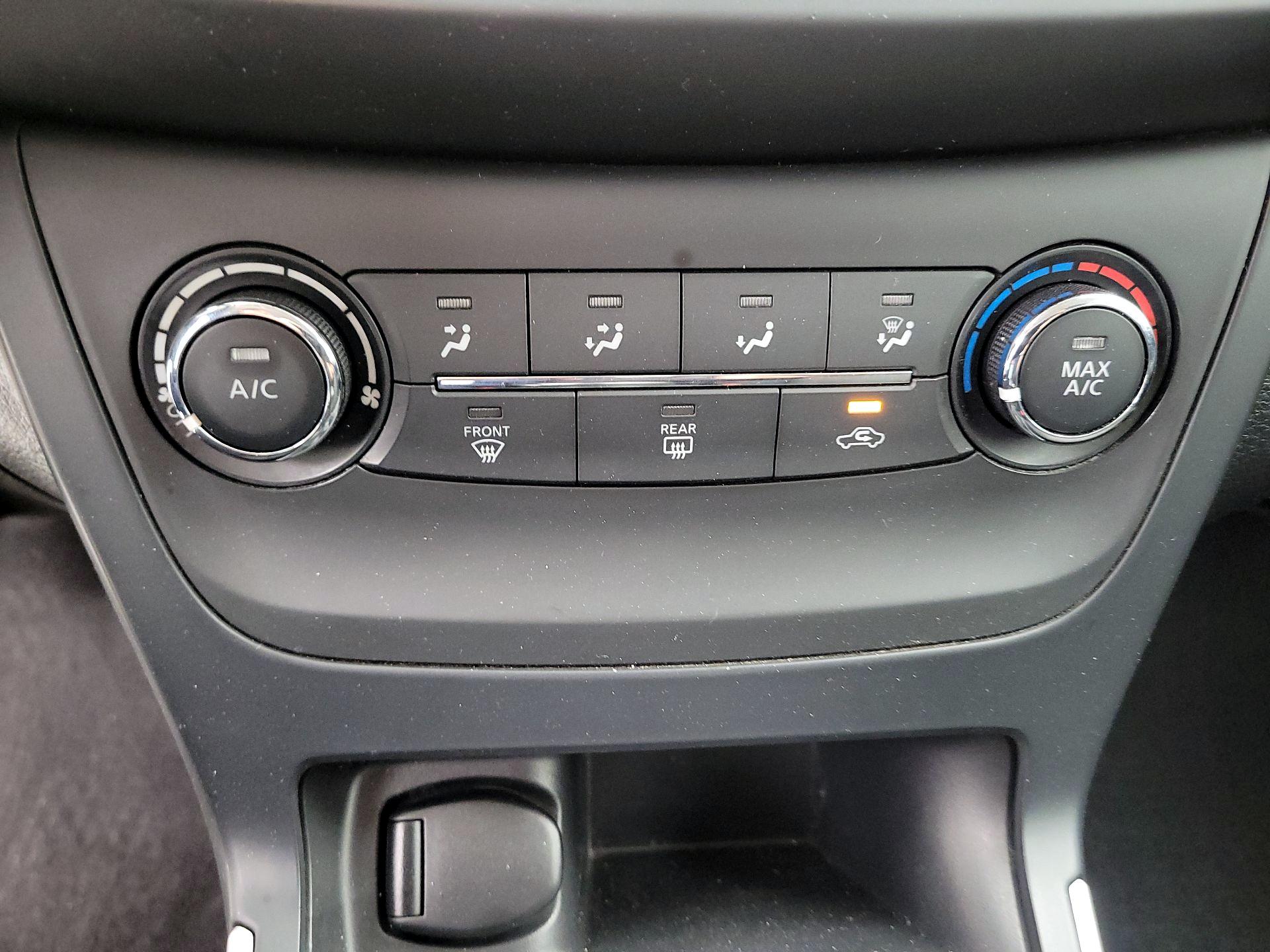 Thumbnail: 2016 Nissan Sentra - 15