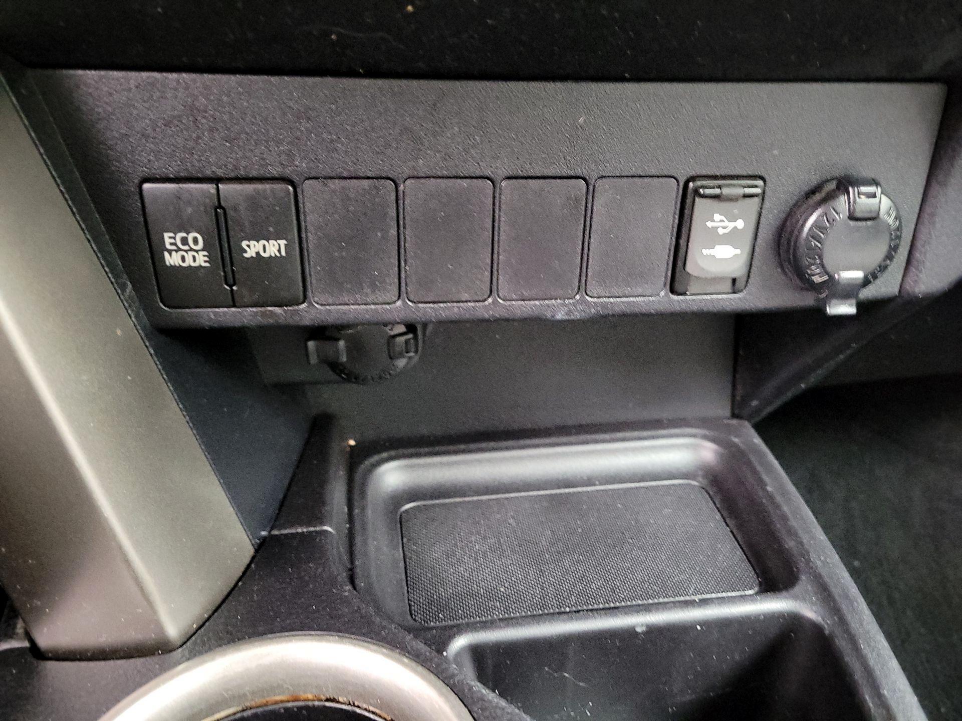 Thumbnail: 2015 Toyota RAV4 - 18