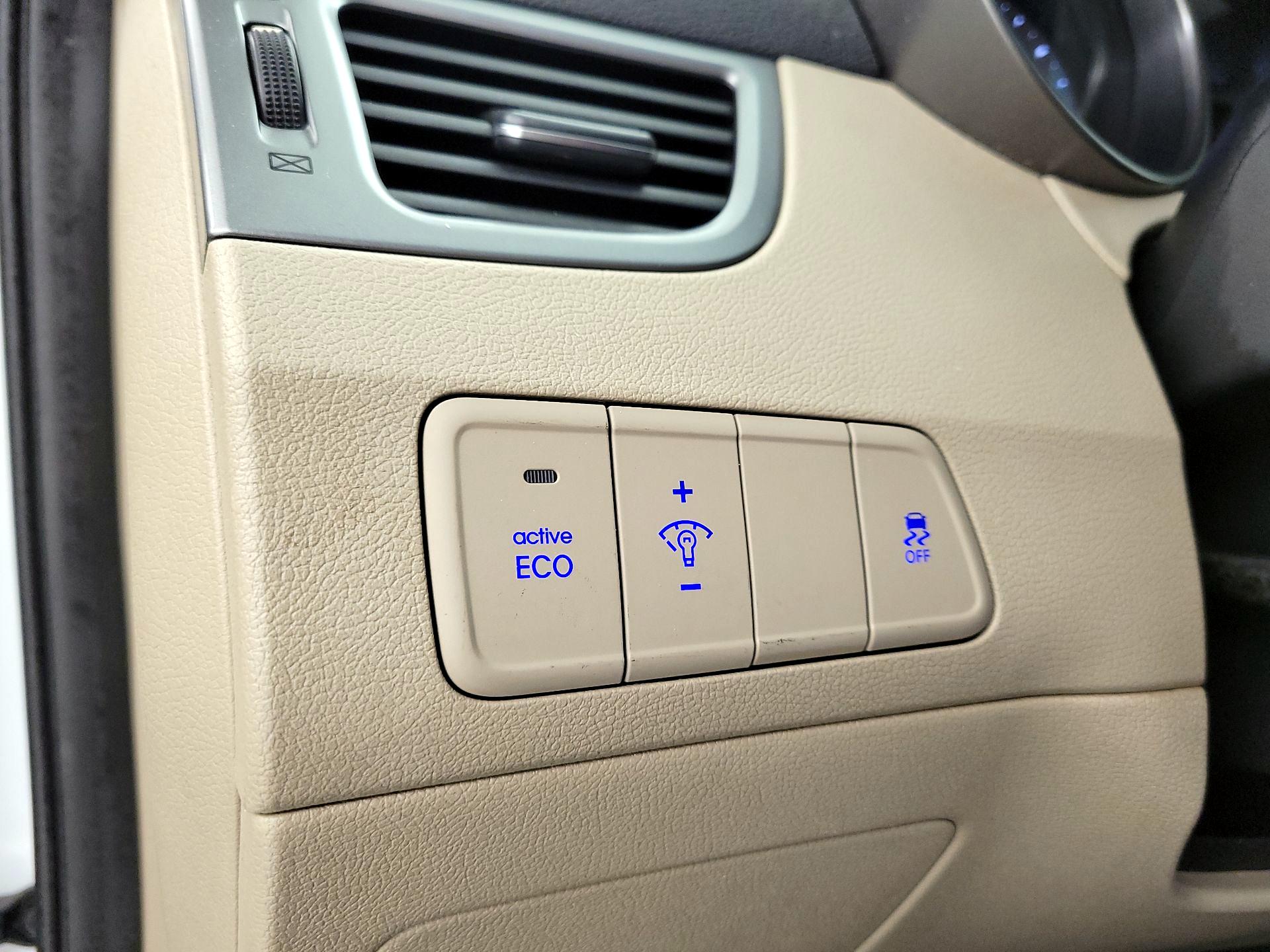 Thumbnail: 2016 Hyundai Elantra - 13