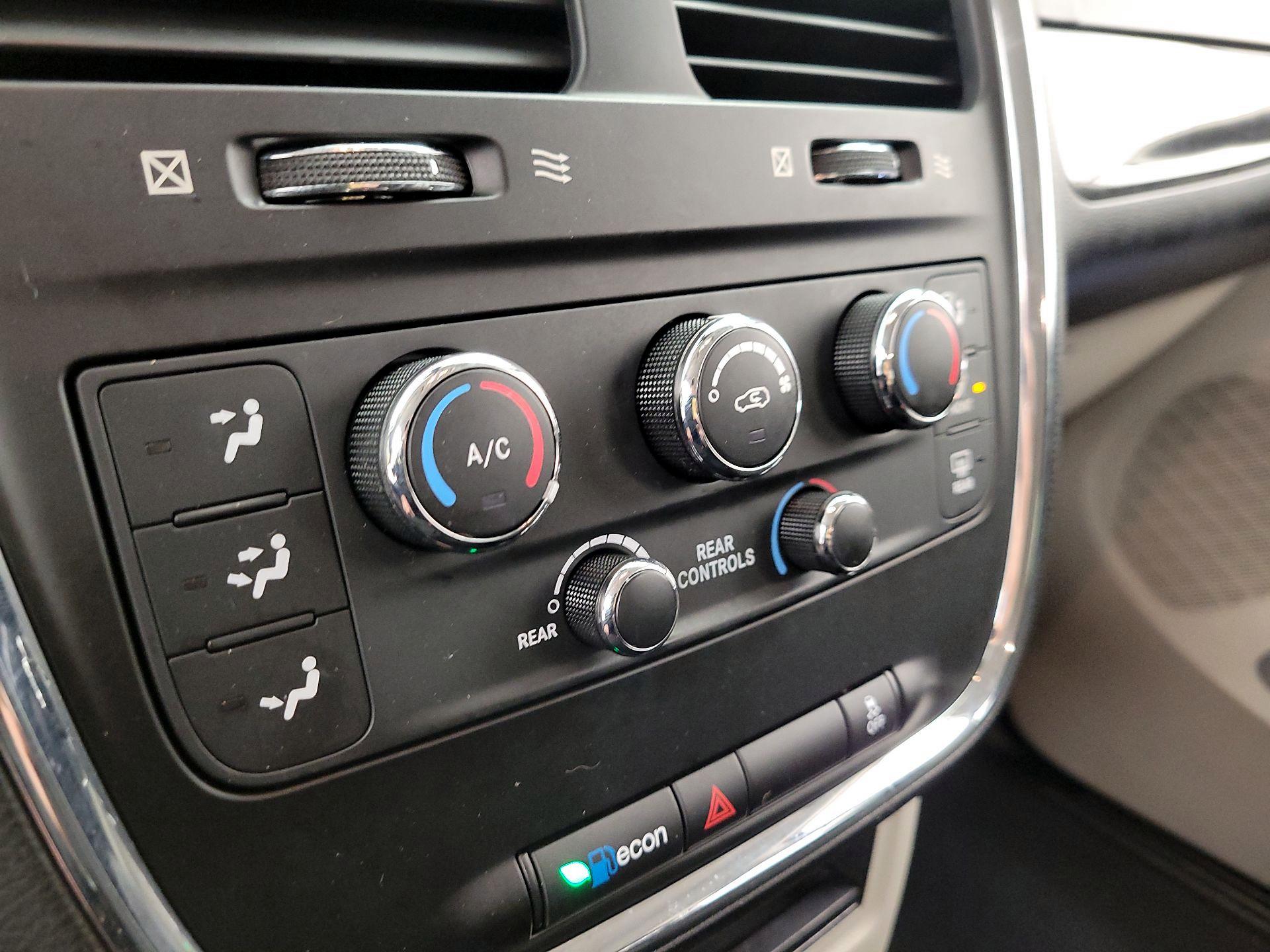 Thumbnail: 2018 Dodge Grand Caravan - 16