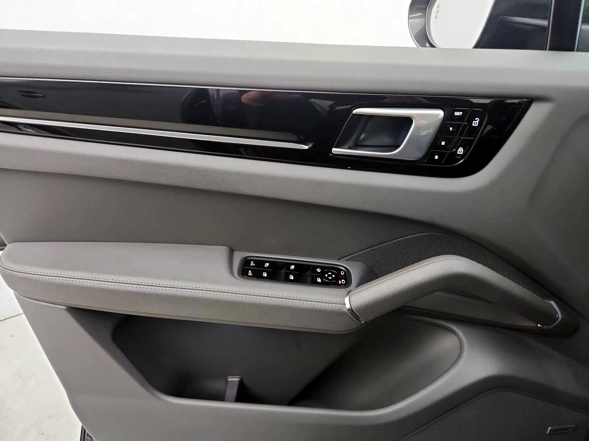 Thumbnail: 2020 Porsche Cayenne - 12