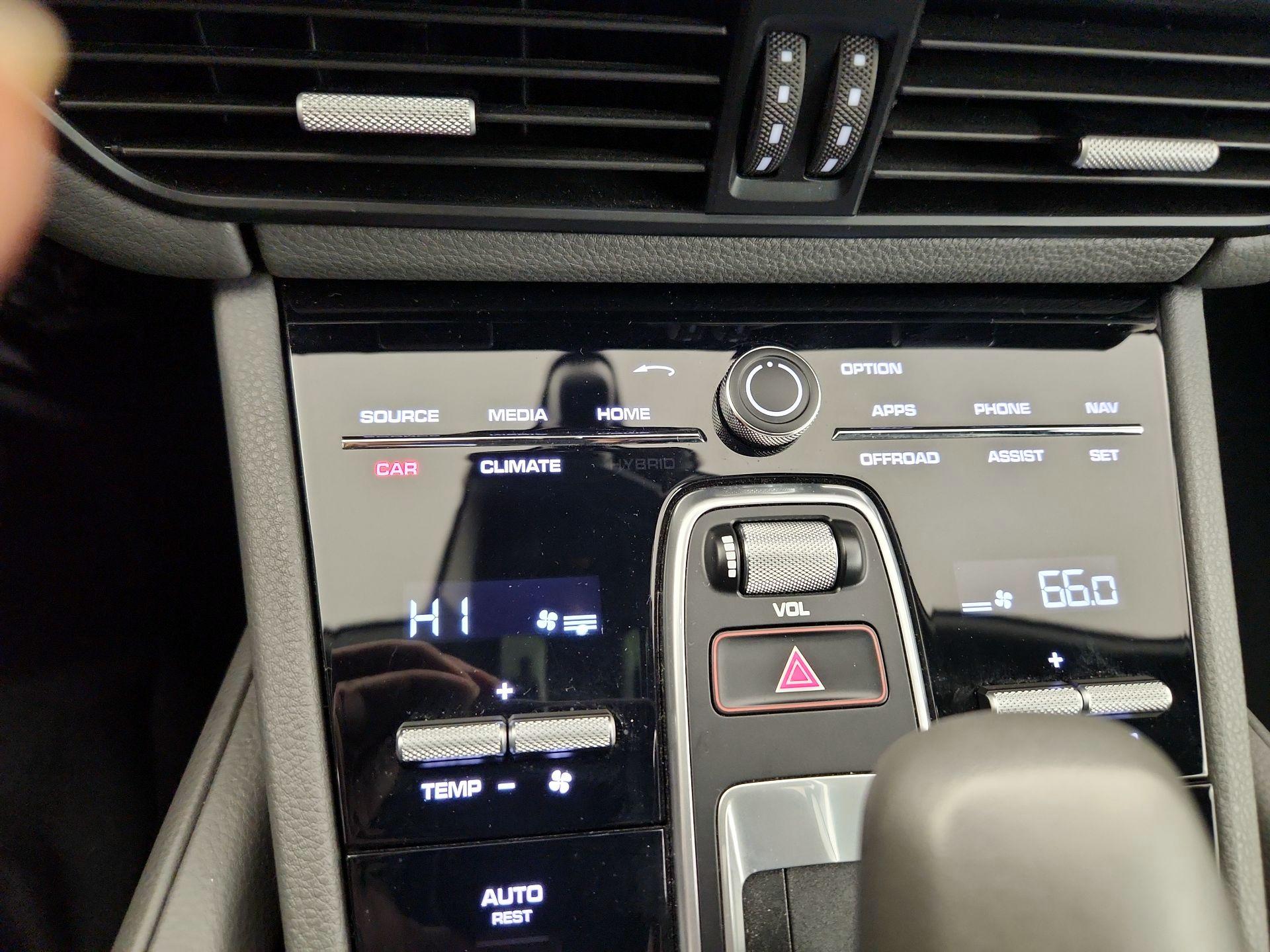 Thumbnail: 2020 Porsche Cayenne - 17