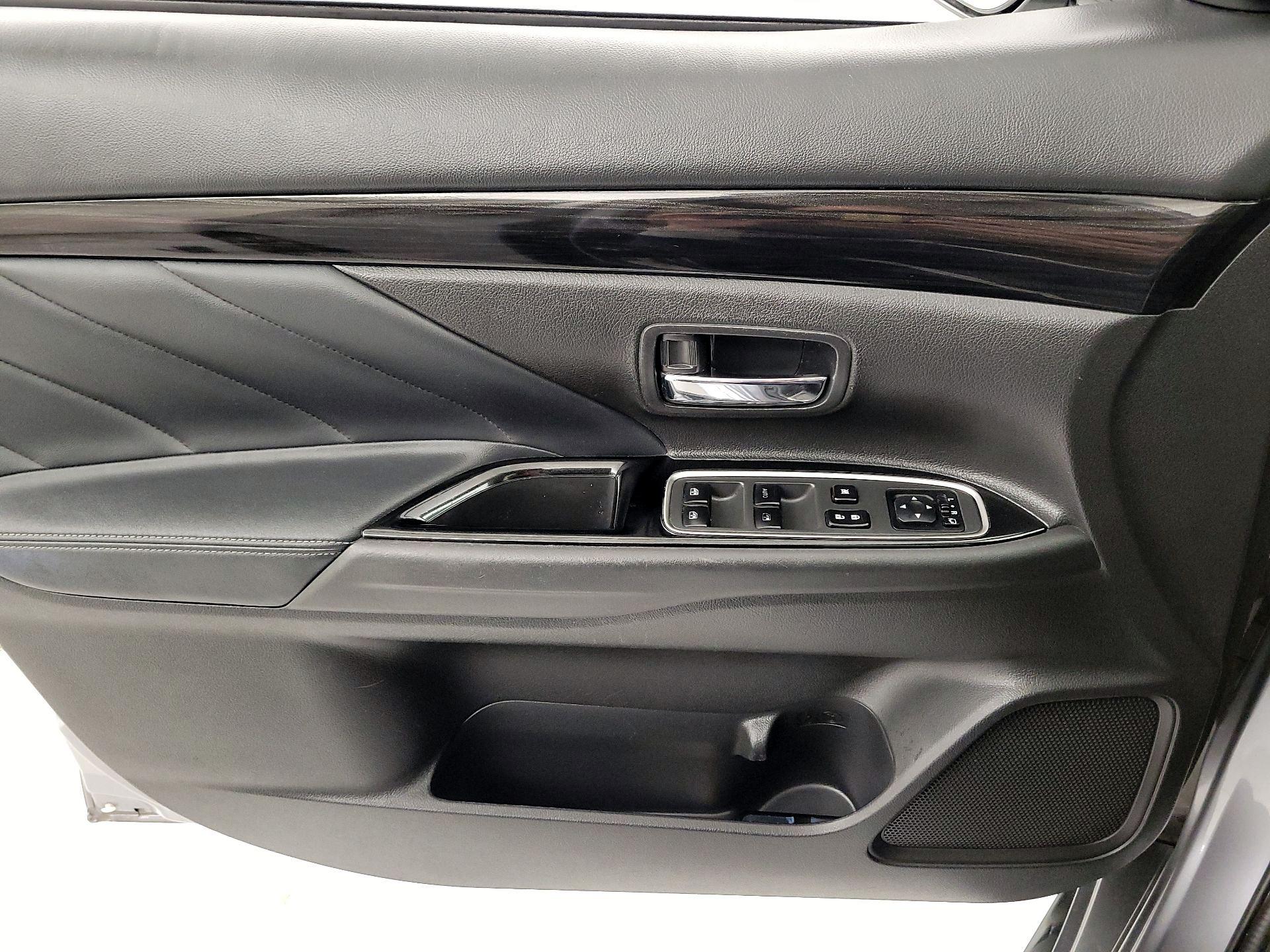 Thumbnail: 2018 Mitsubishi Outlander - 12