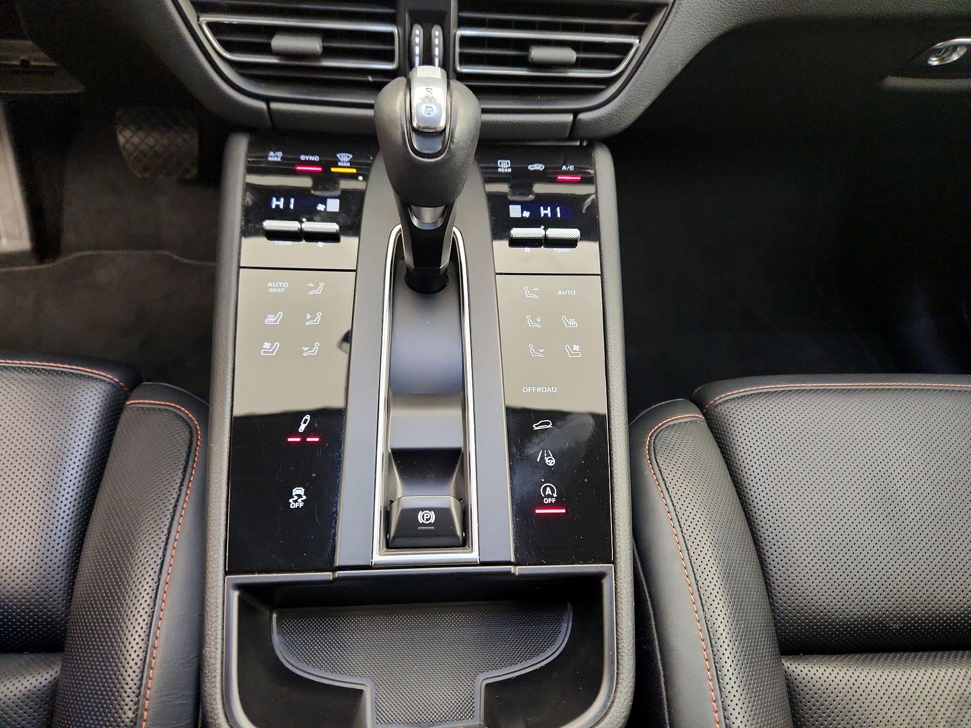 Thumbnail: 2023 Porsche Macan - 18