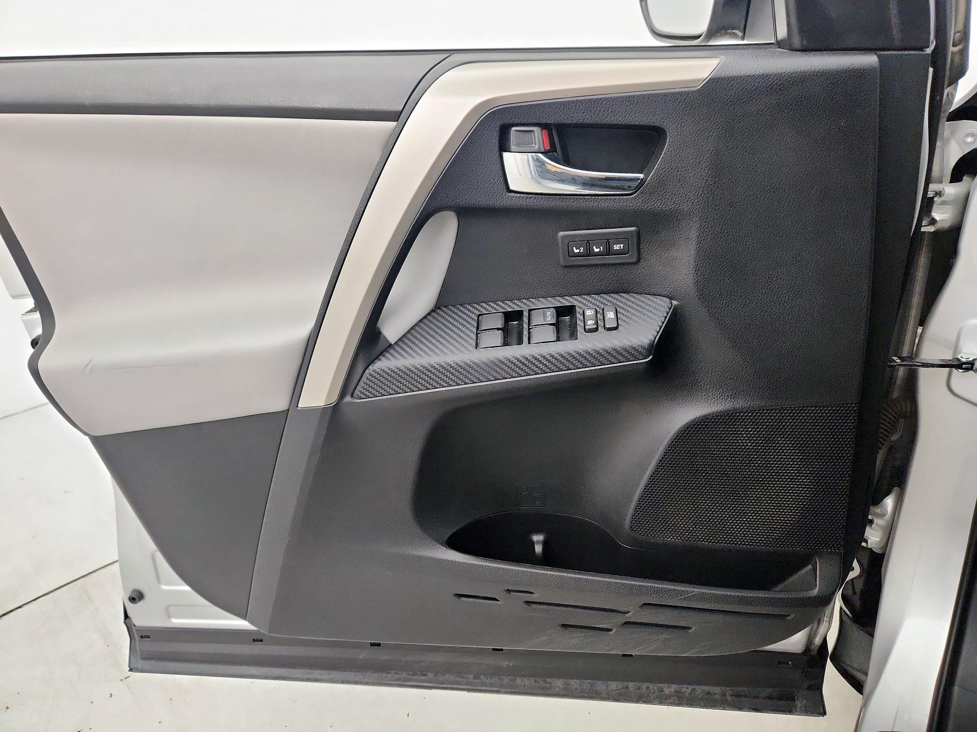 Thumbnail: 2015 Toyota RAV4 - 12