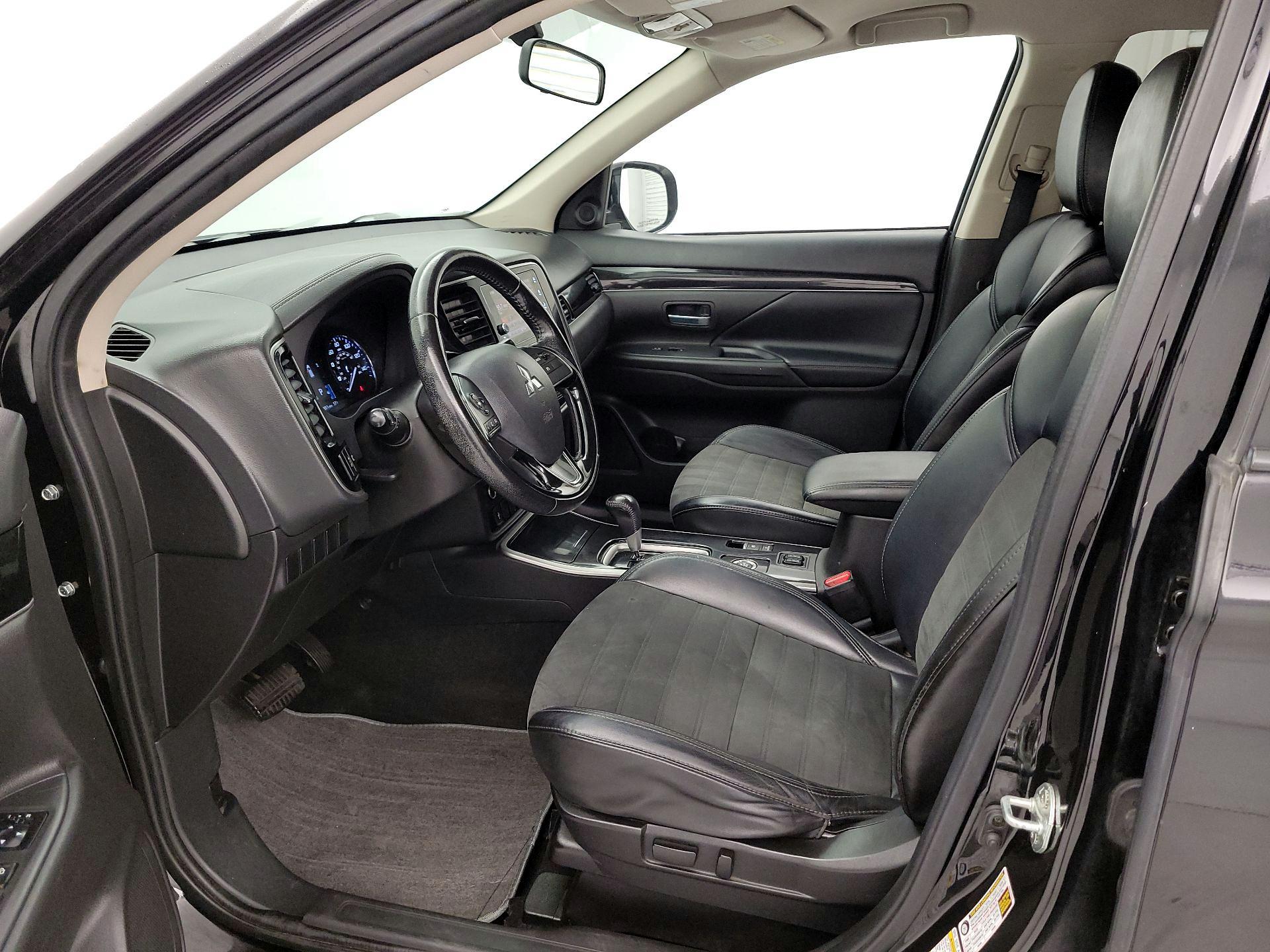 Thumbnail: 2019 Mitsubishi Outlander - 11