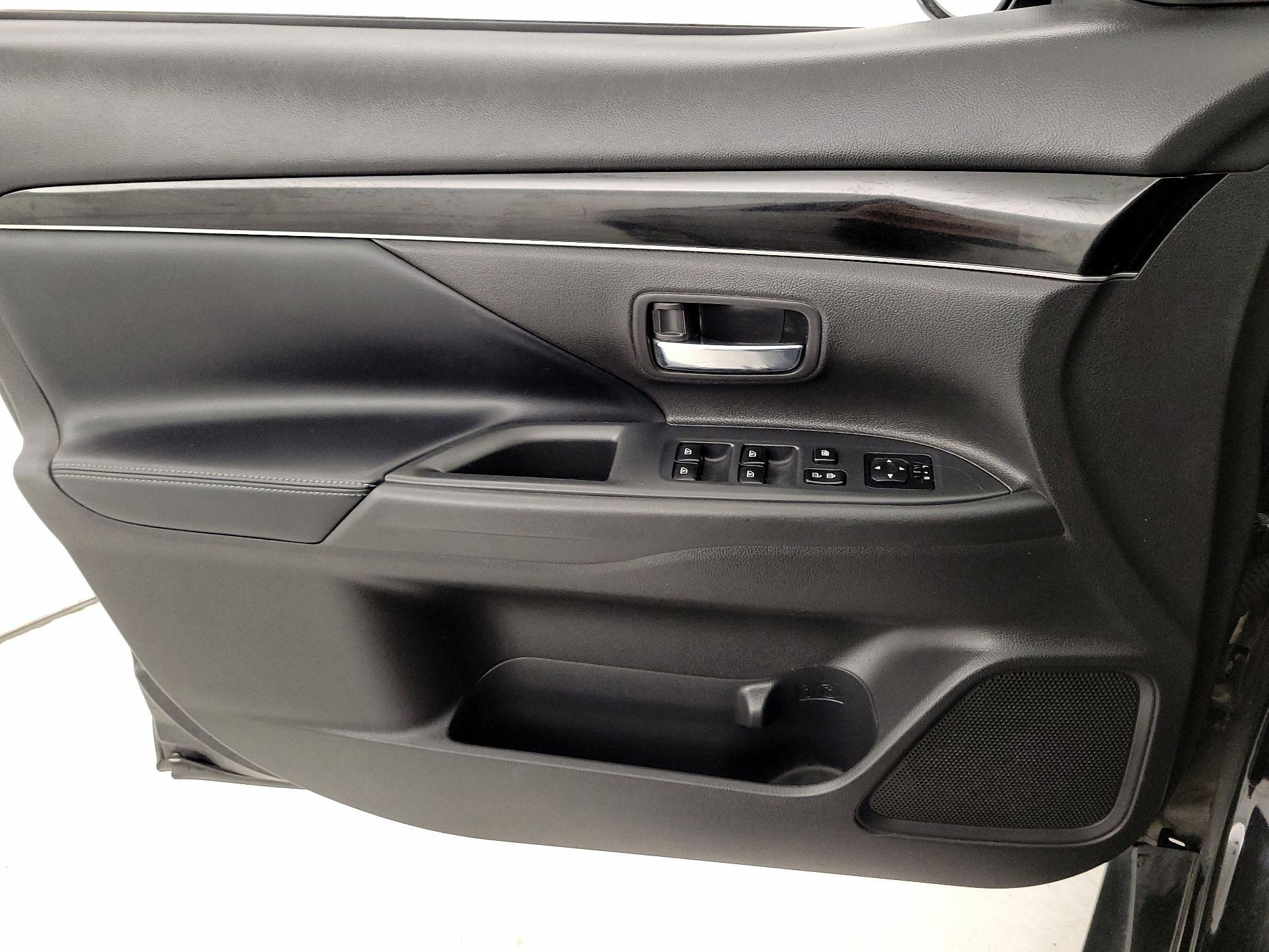 Thumbnail: 2019 Mitsubishi Outlander - 12