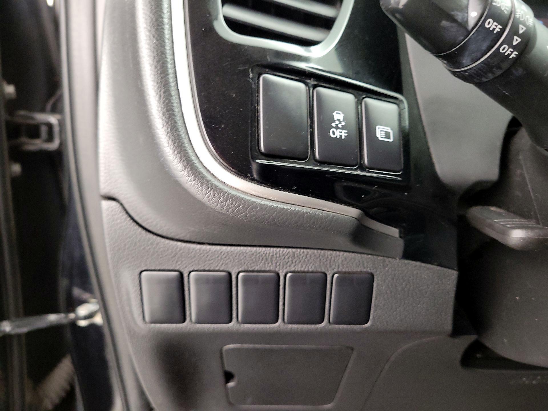 Thumbnail: 2019 Mitsubishi Outlander - 13