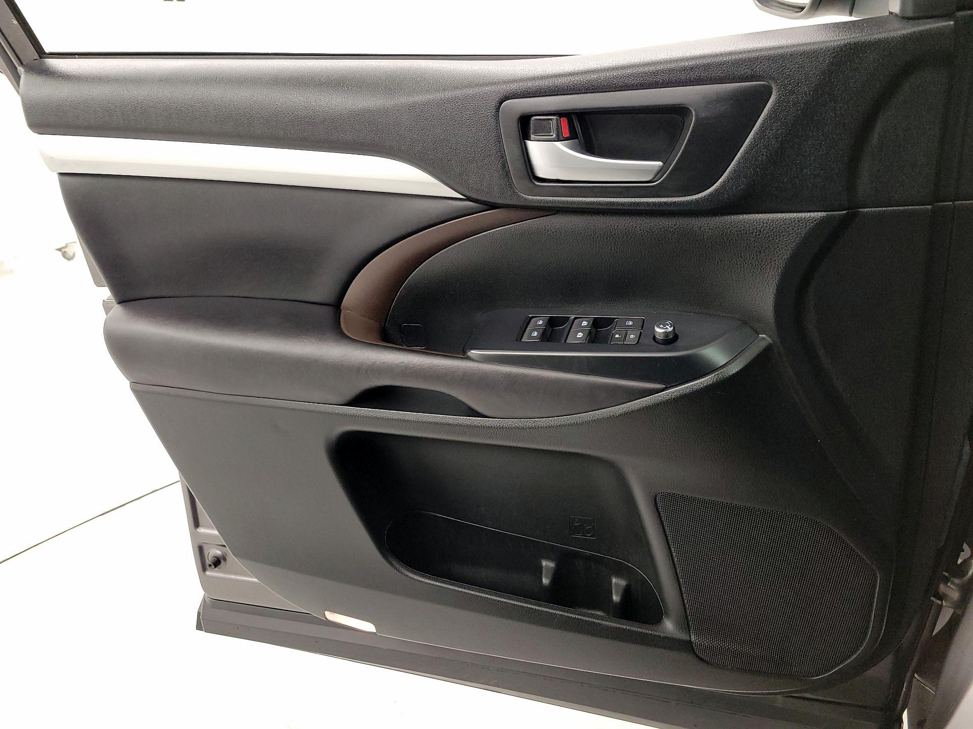 Thumbnail: 2016 Toyota Highlander - 12