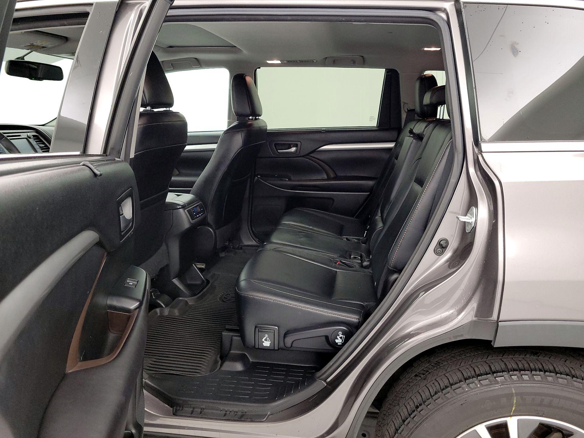 Thumbnail: 2016 Toyota Highlander - 17