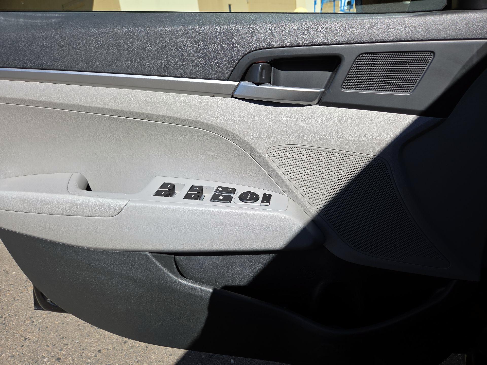 Thumbnail: 2019 Hyundai Elantra - 10