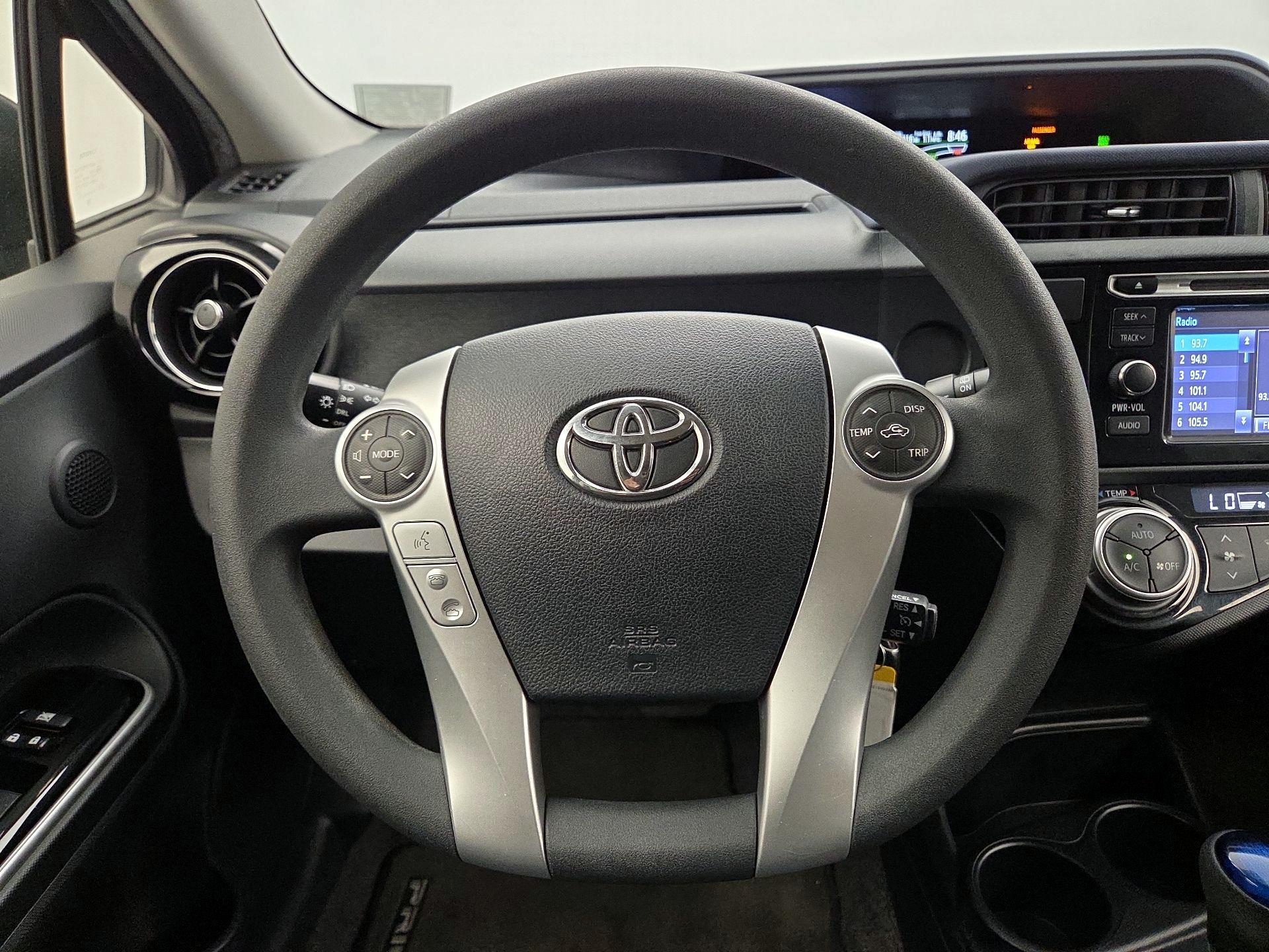 Thumbnail: 2015 Toyota Prius c - 10