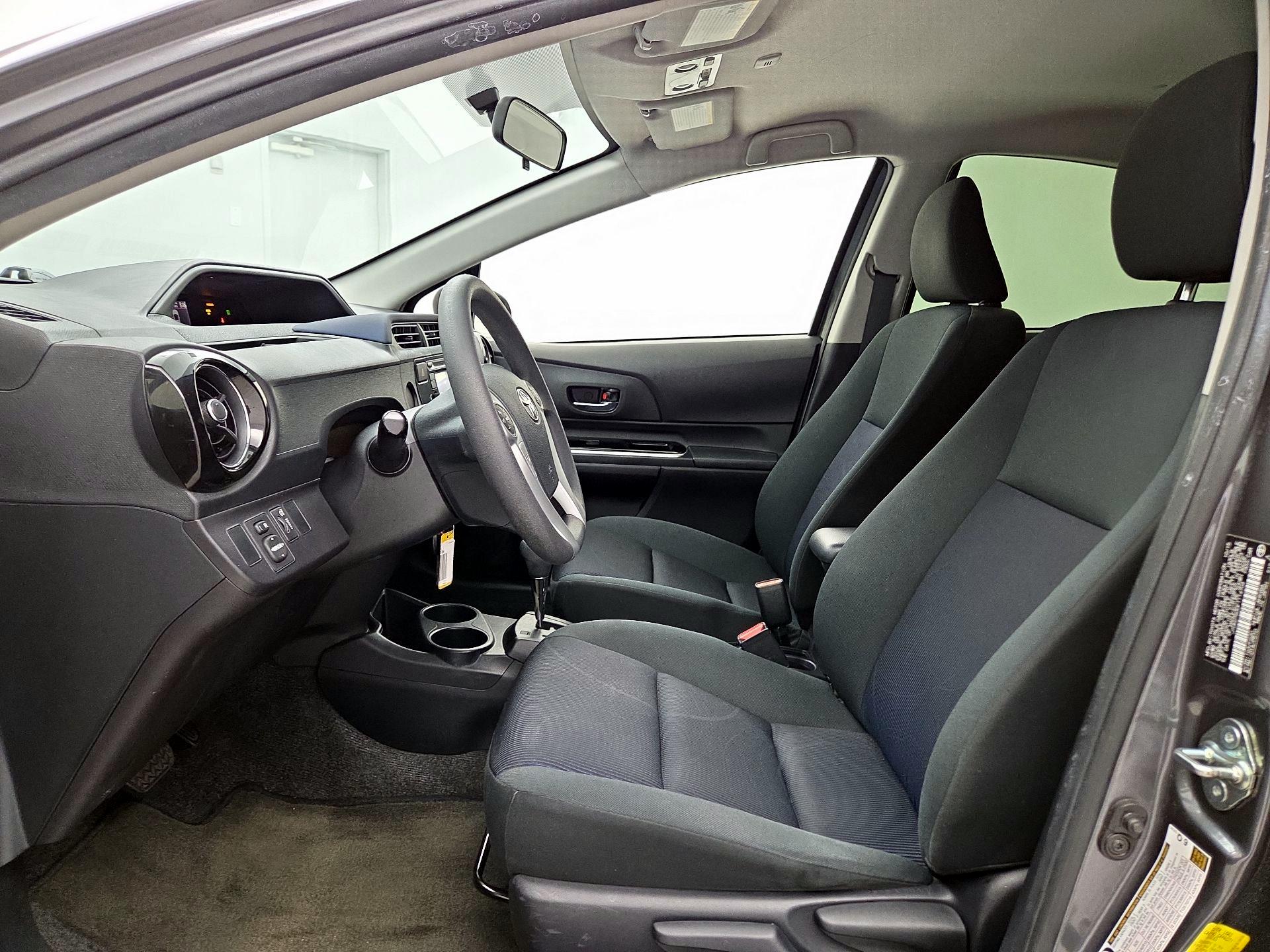 Thumbnail: 2015 Toyota Prius c - 11