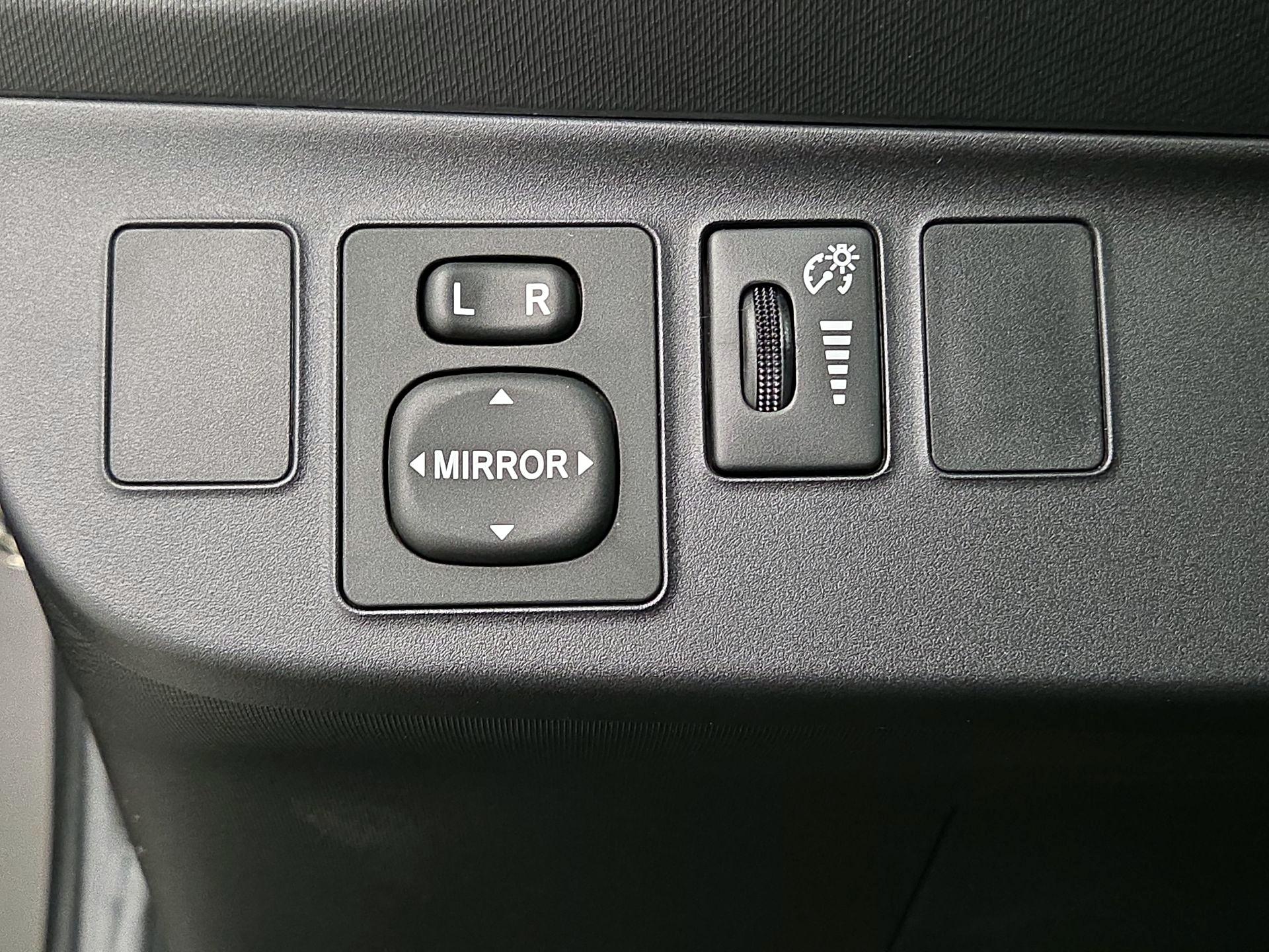 Thumbnail: 2015 Toyota Prius c - 13