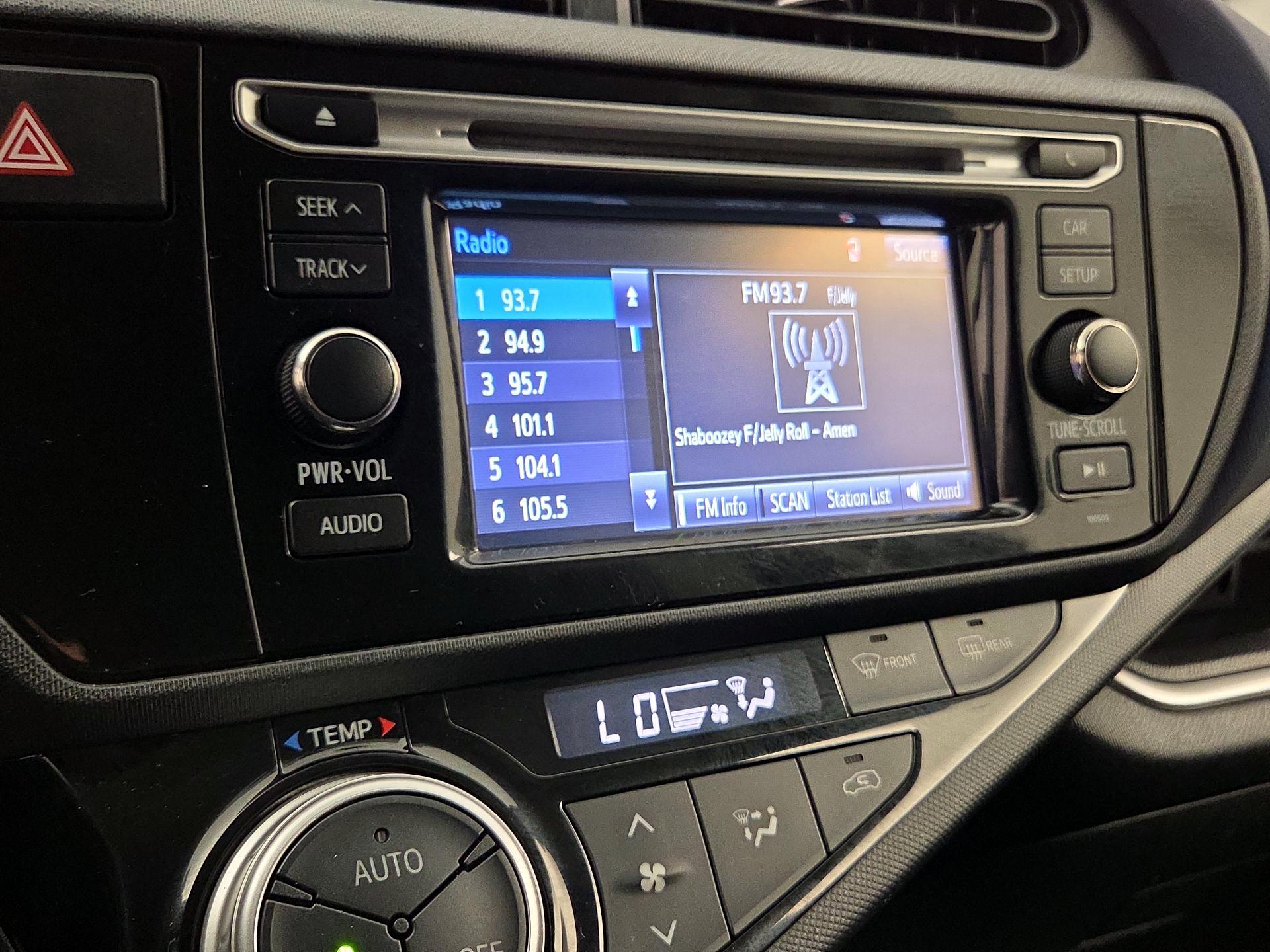 Thumbnail: 2015 Toyota Prius c - 14