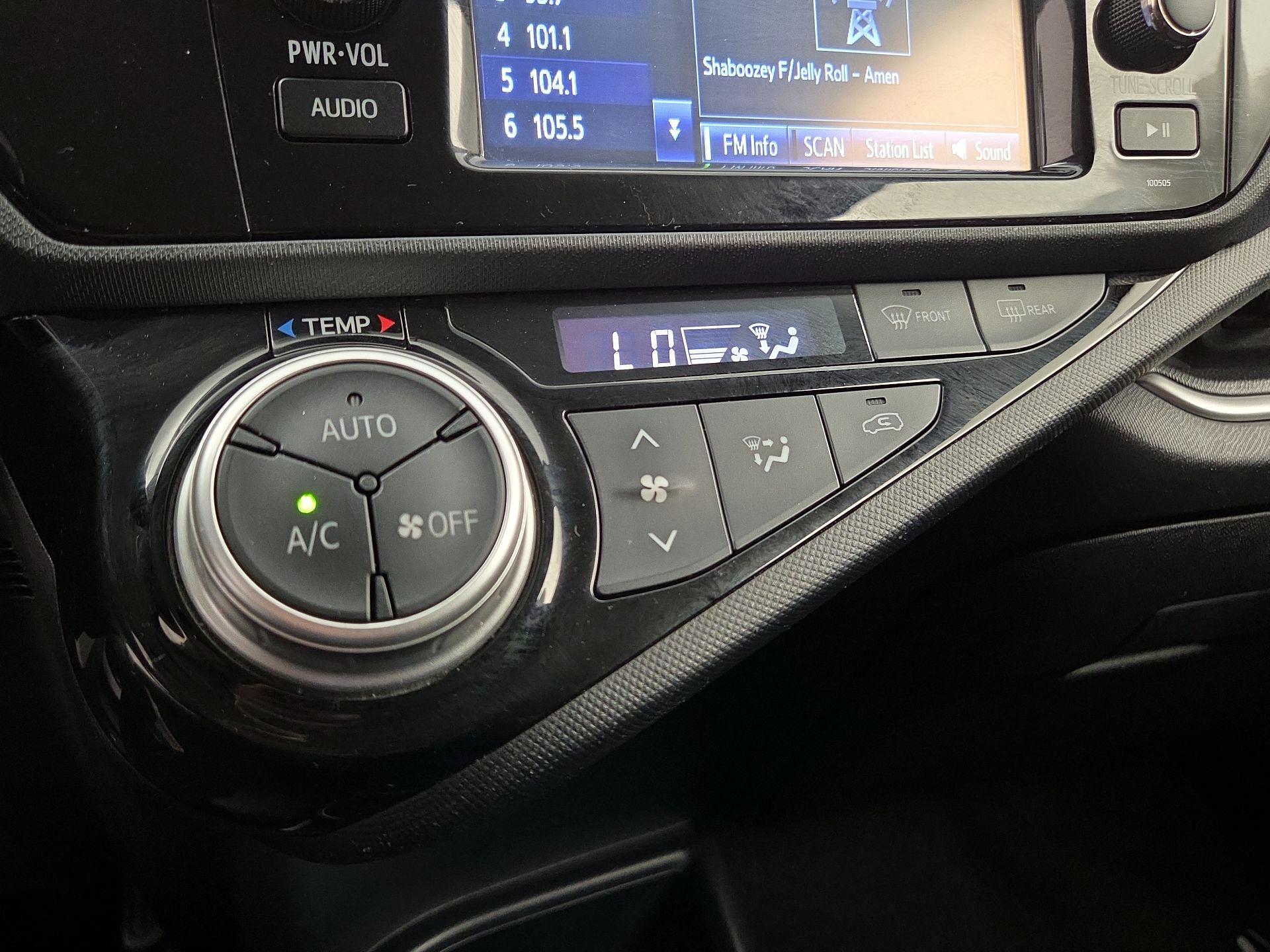 Thumbnail: 2015 Toyota Prius c - 15