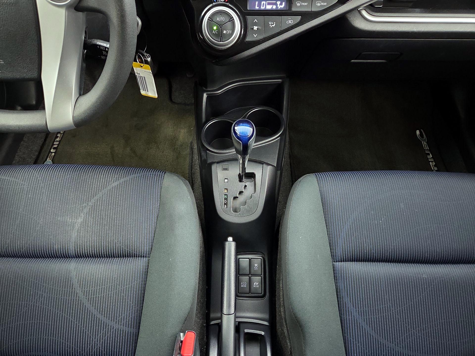 Thumbnail: 2015 Toyota Prius c - 16