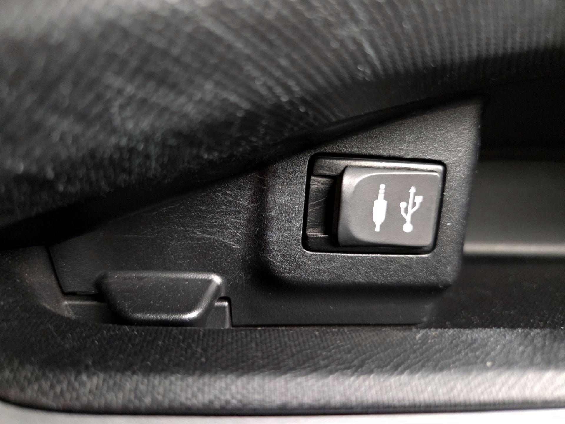 Thumbnail: 2015 Toyota Prius c - 17