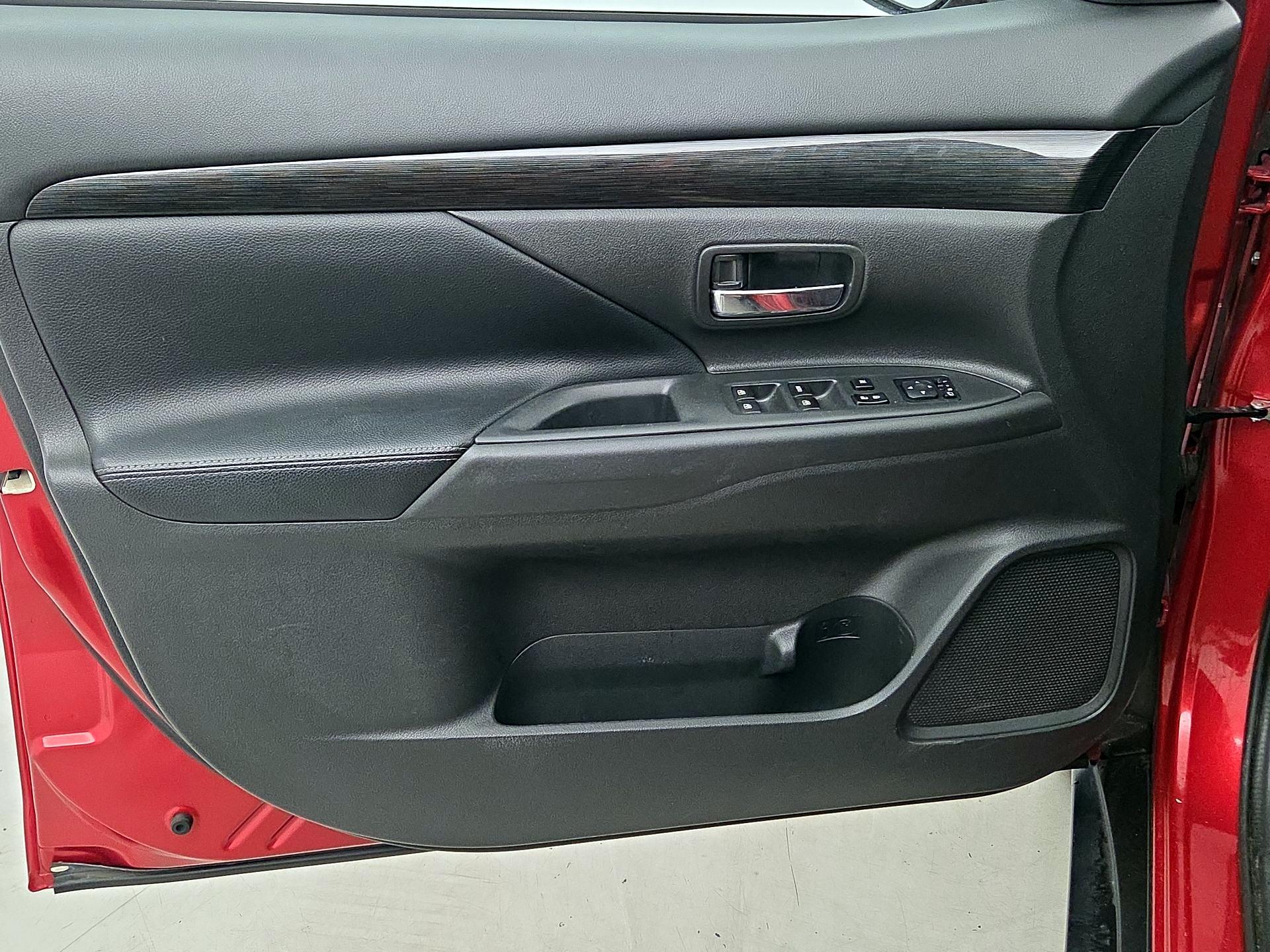 Thumbnail: 2016 Mitsubishi Outlander - 12