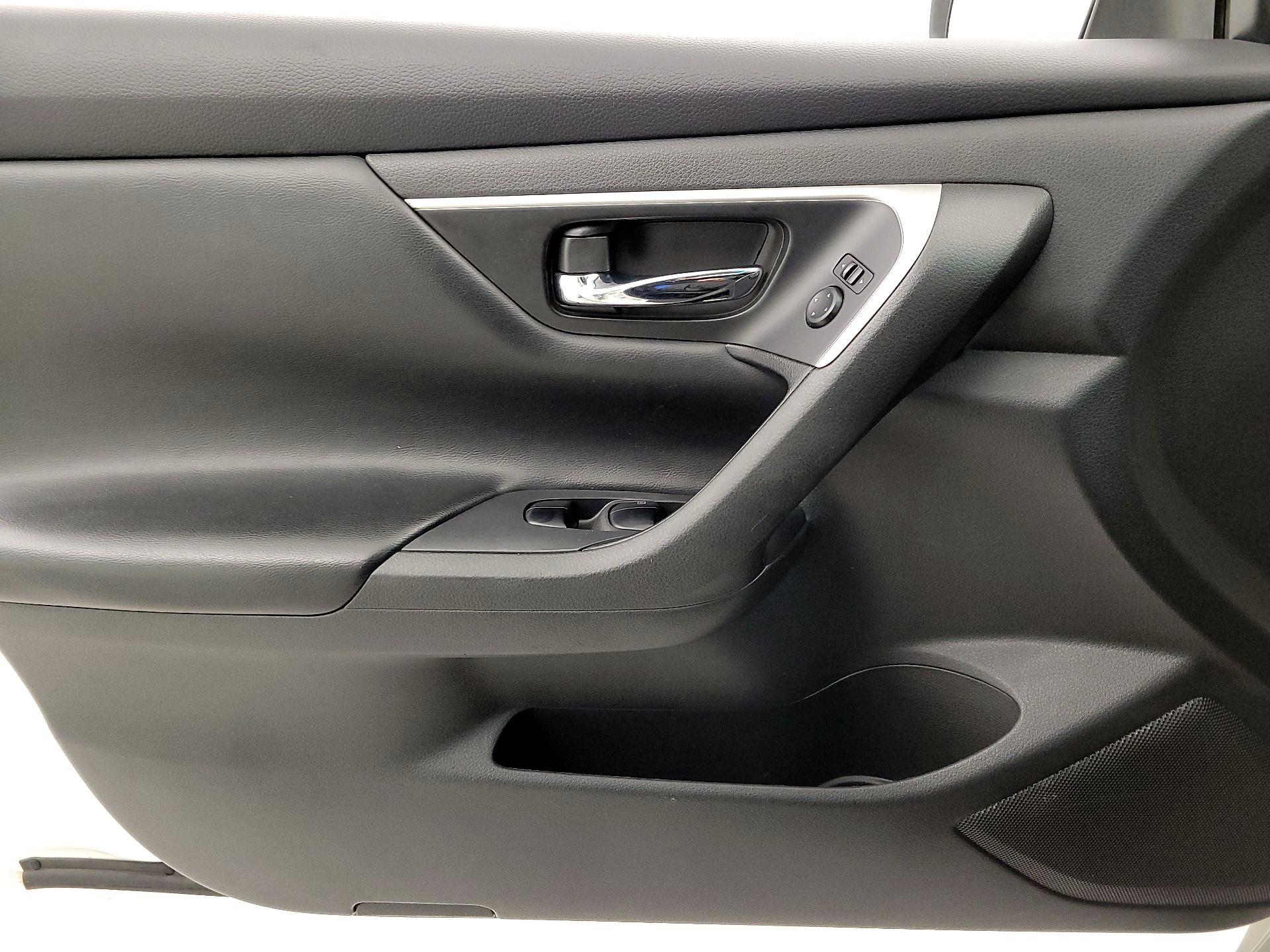 Thumbnail: 2016 Nissan Altima - 12