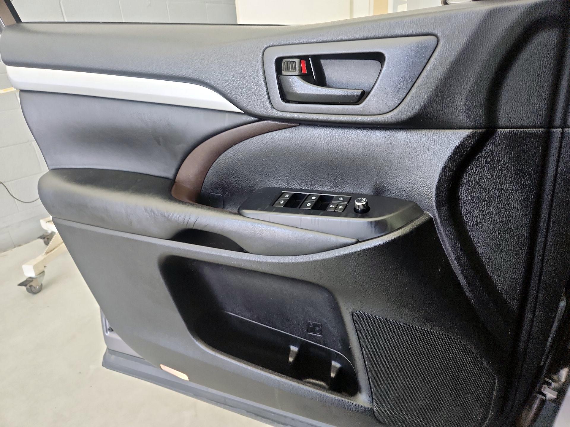Thumbnail: 2019 Toyota Highlander - 12