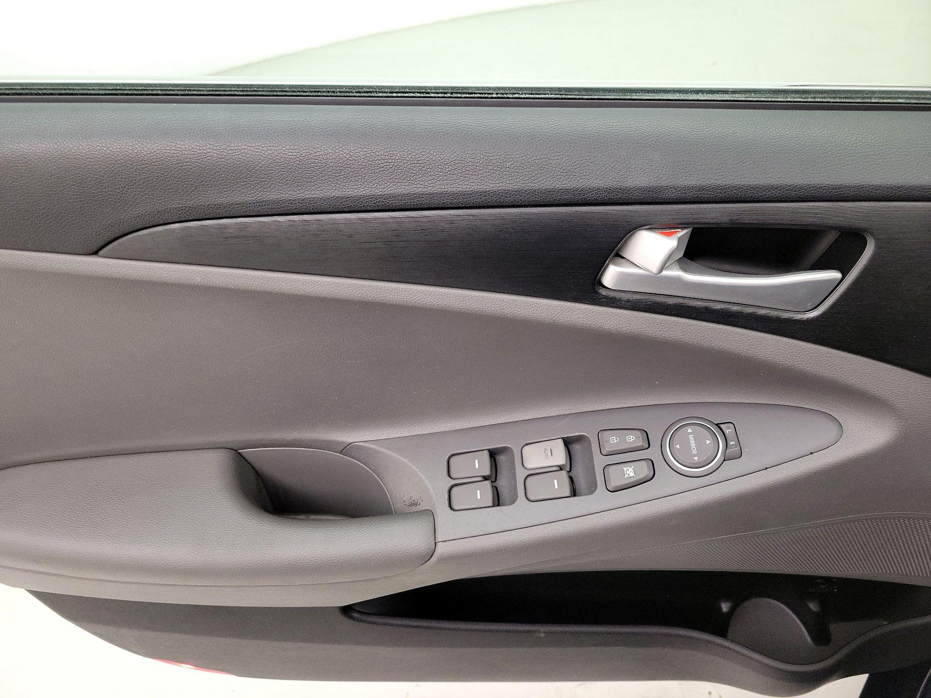 Thumbnail: 2013 Hyundai Sonata - 12