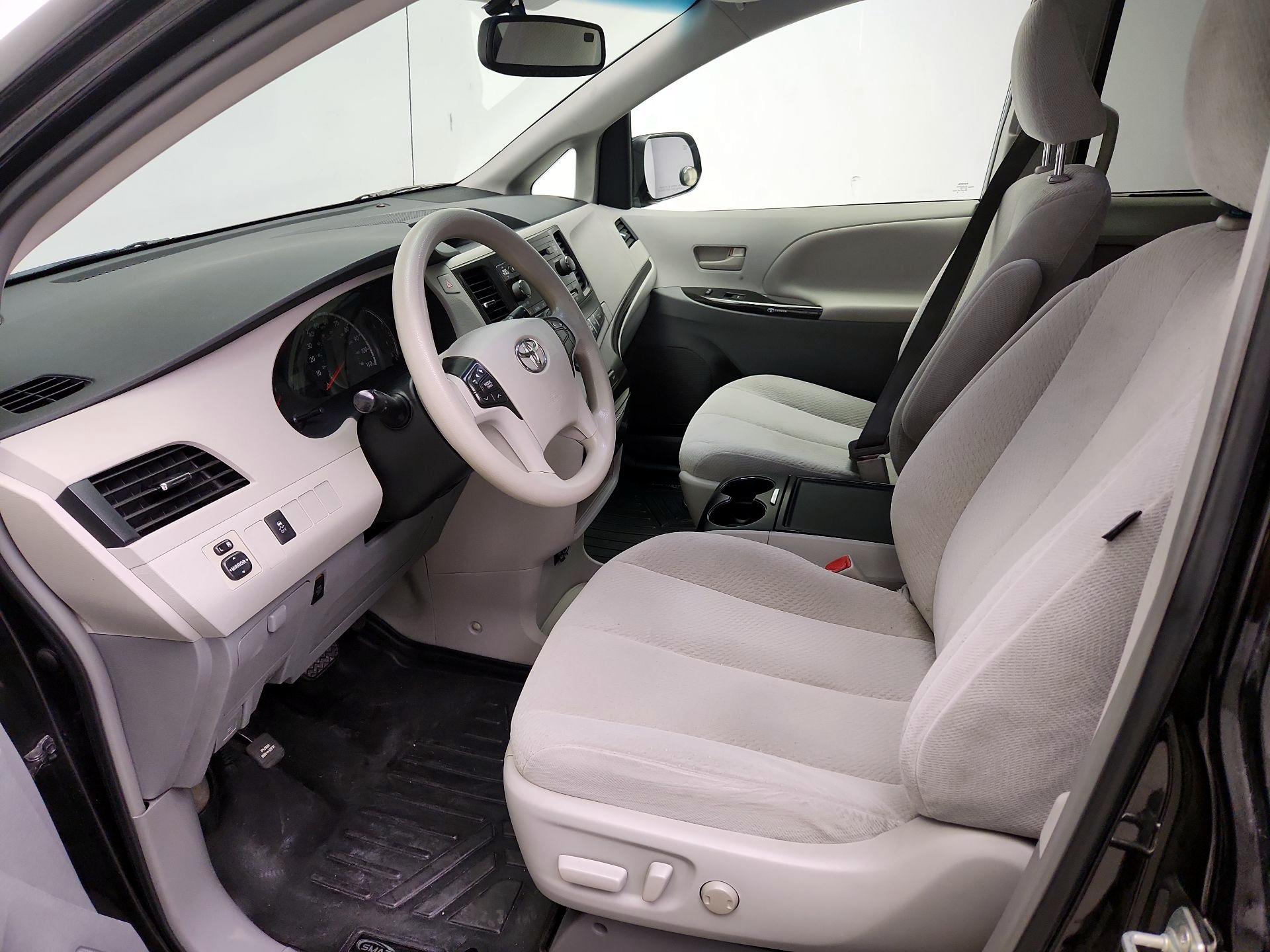 Thumbnail: 2014 Toyota Sienna - 11