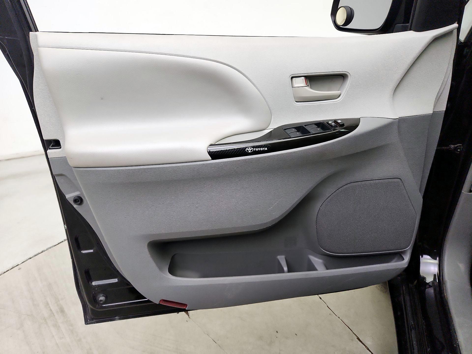 Thumbnail: 2014 Toyota Sienna - 12