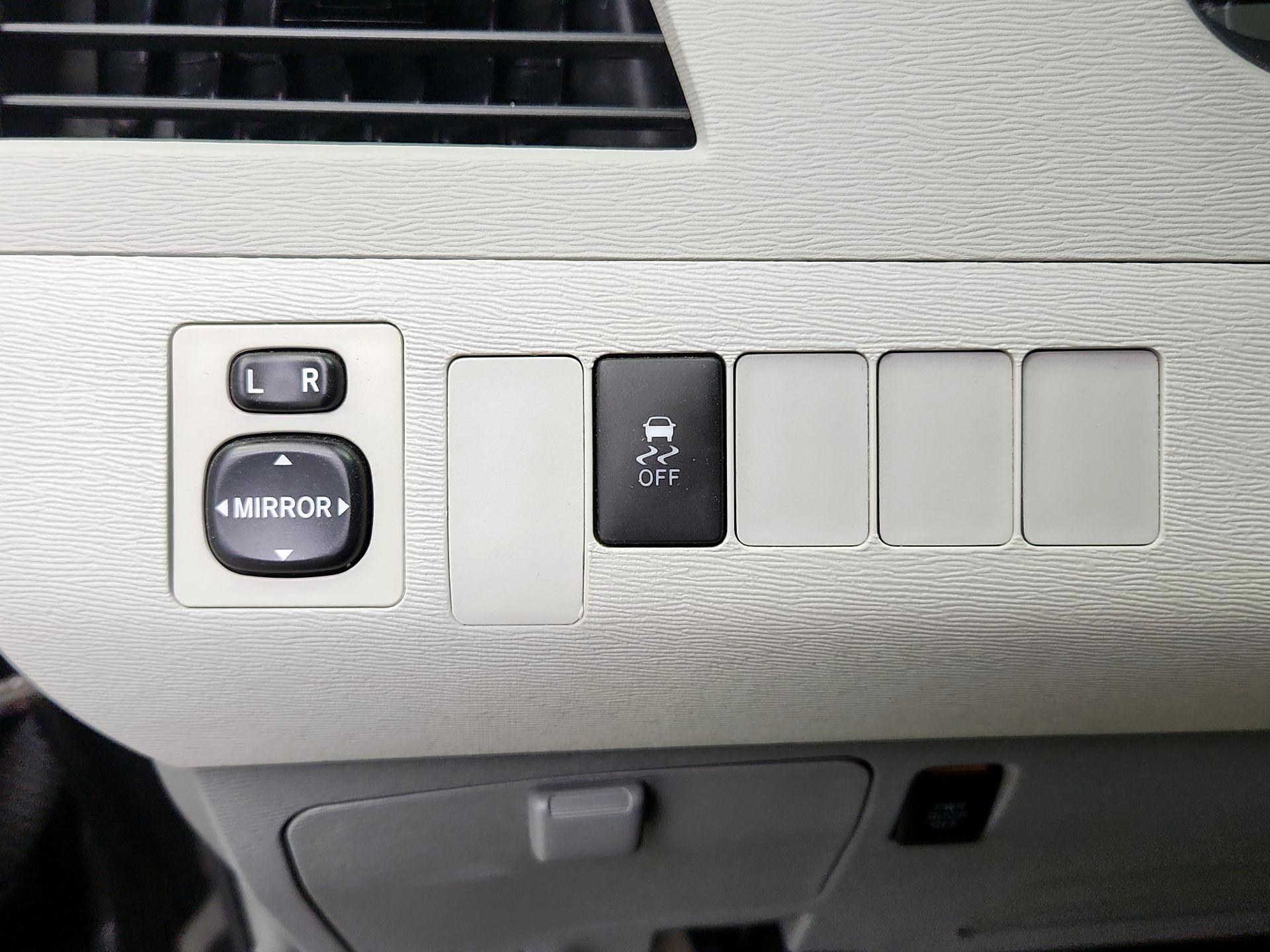 Thumbnail: 2014 Toyota Sienna - 13
