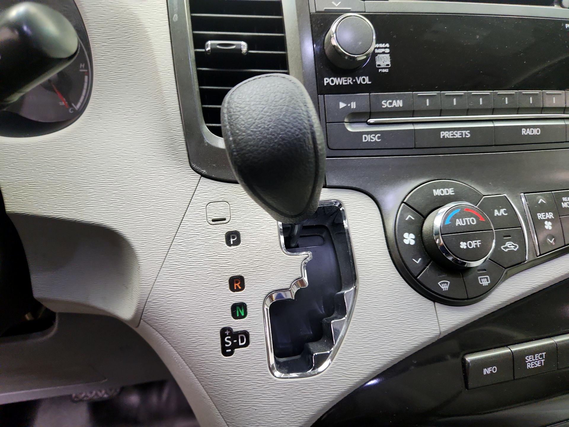 Thumbnail: 2014 Toyota Sienna - 17