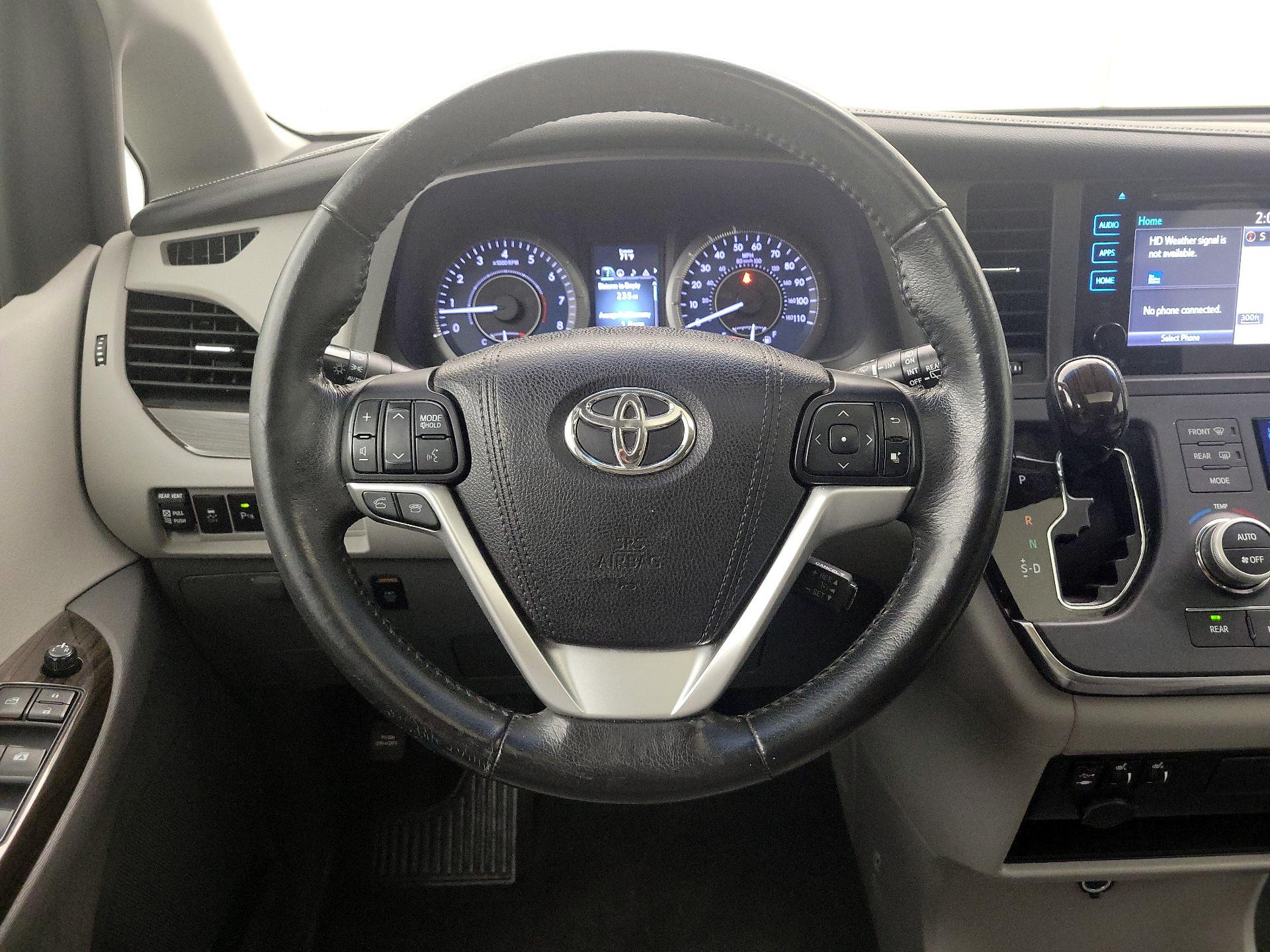 Thumbnail: 2016 Toyota Sienna - 10