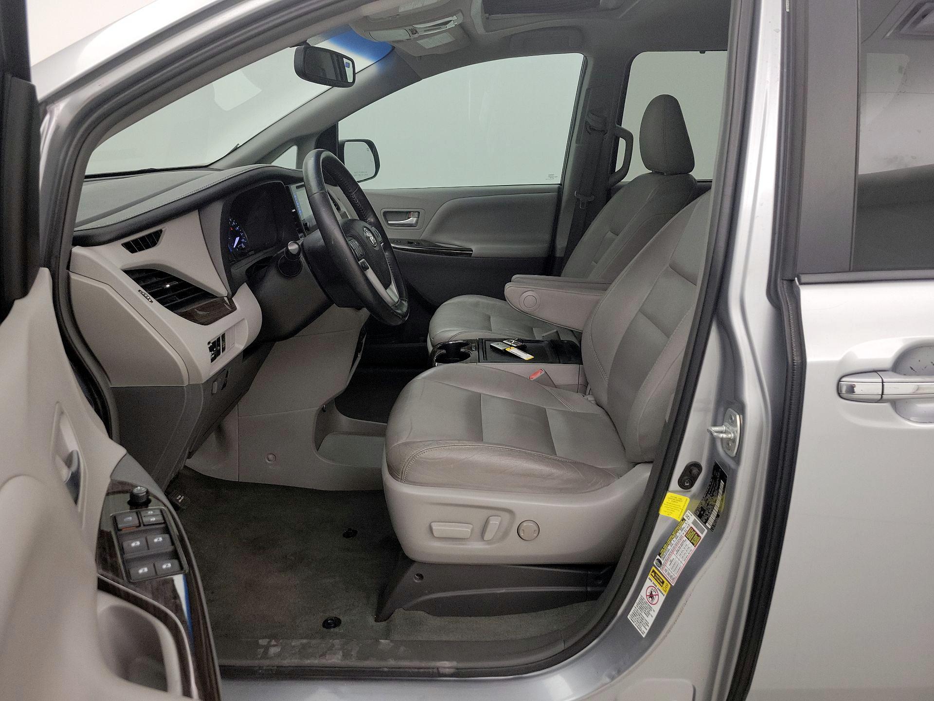 Thumbnail: 2016 Toyota Sienna - 11