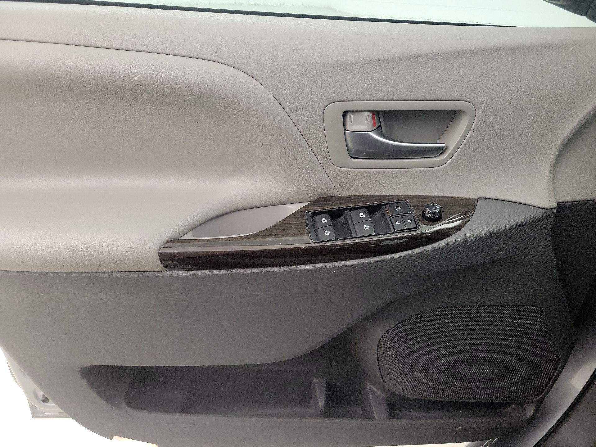 Thumbnail: 2016 Toyota Sienna - 12