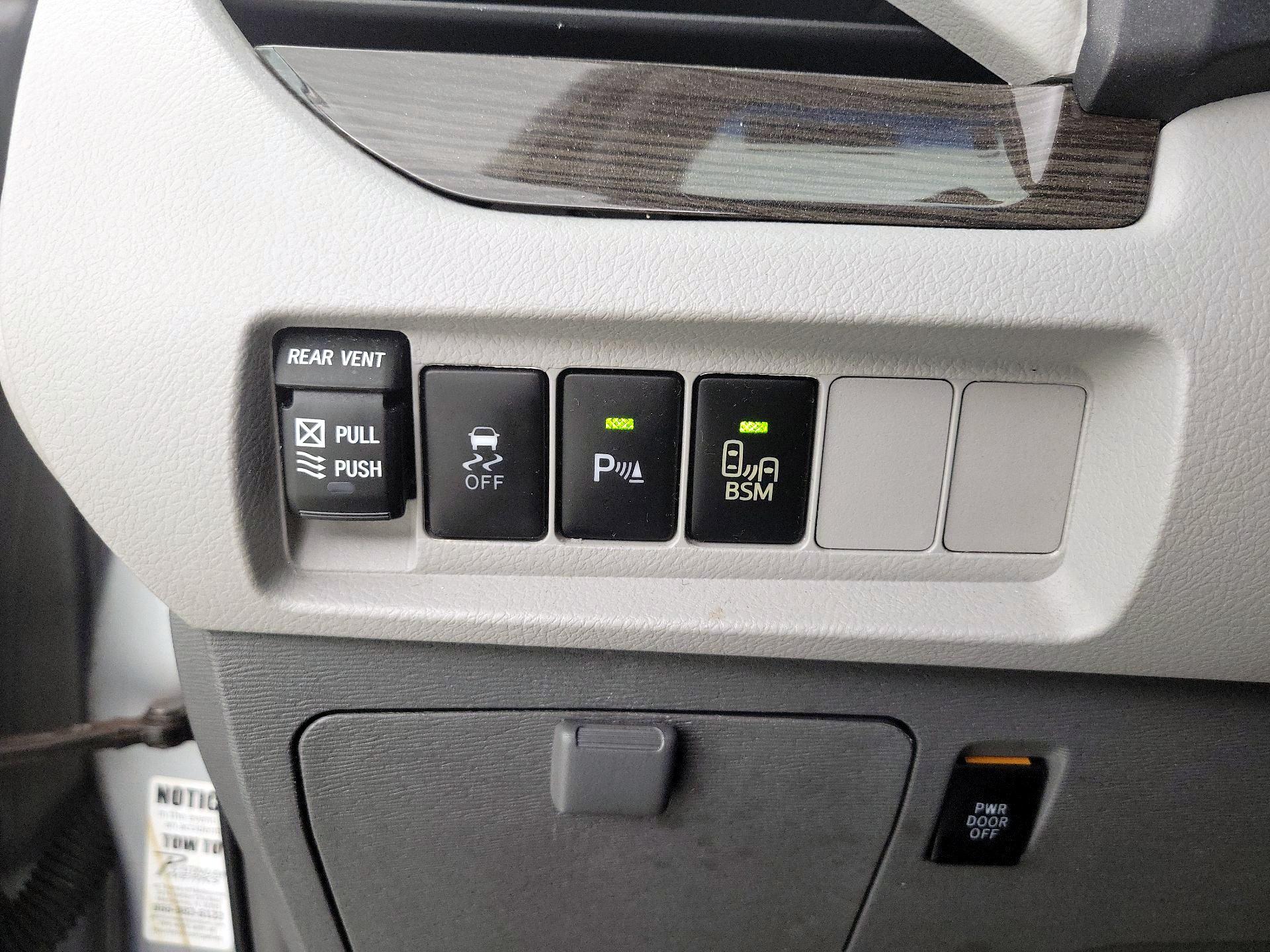 Thumbnail: 2016 Toyota Sienna - 13