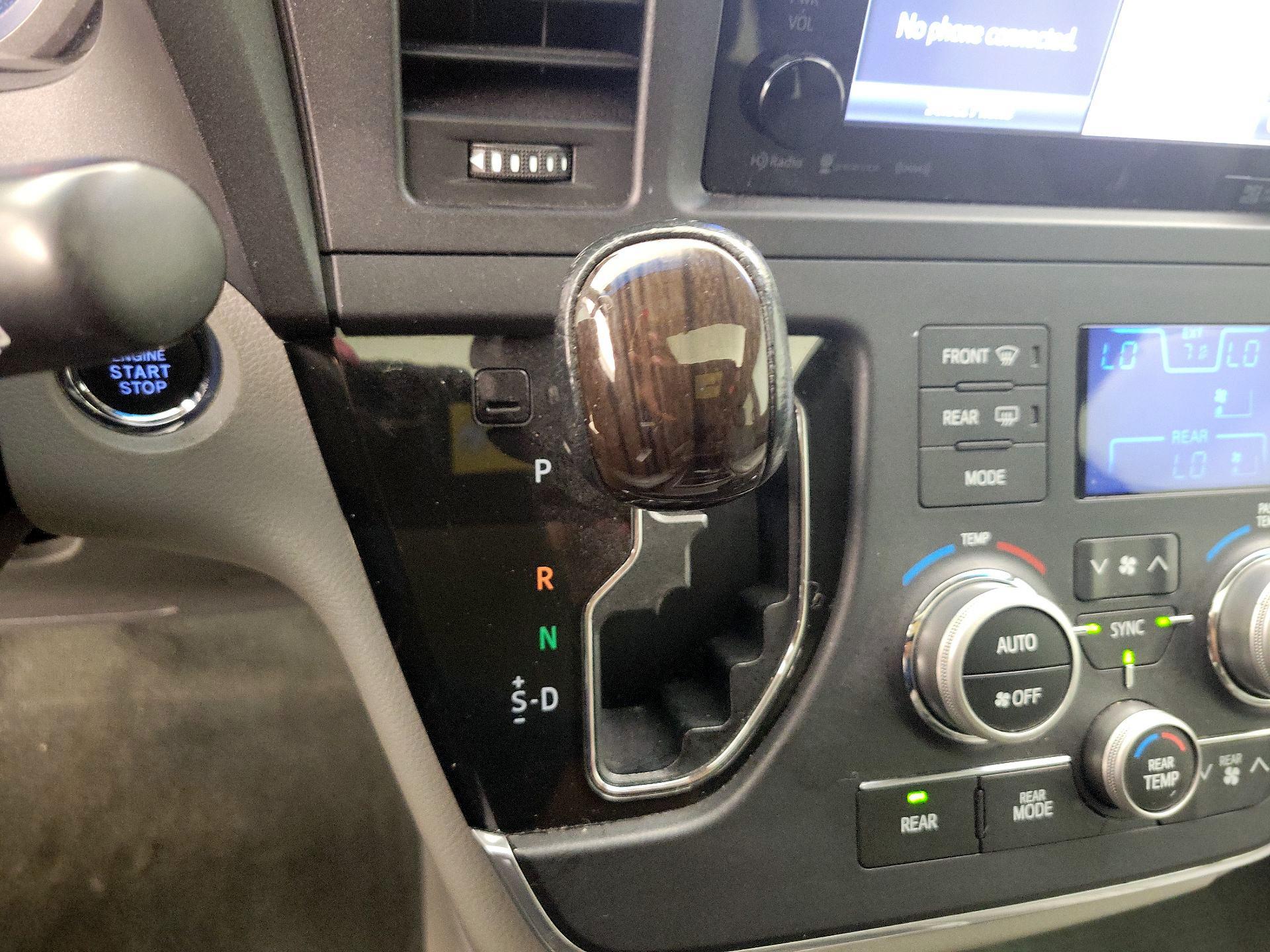 Thumbnail: 2016 Toyota Sienna - 17