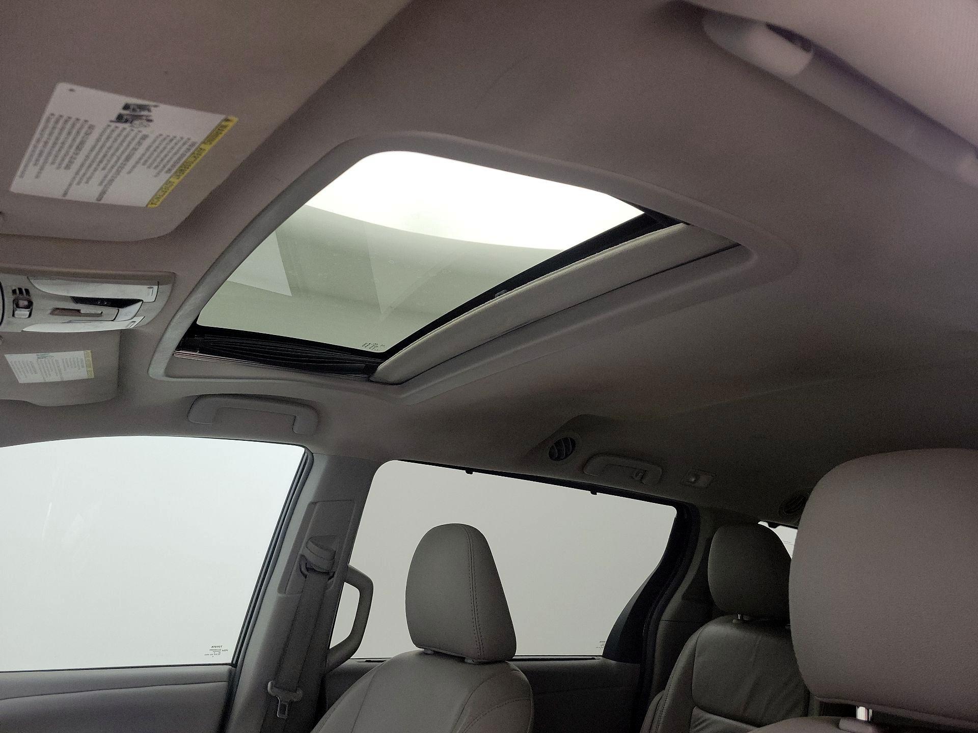 Thumbnail: 2016 Toyota Sienna - 19